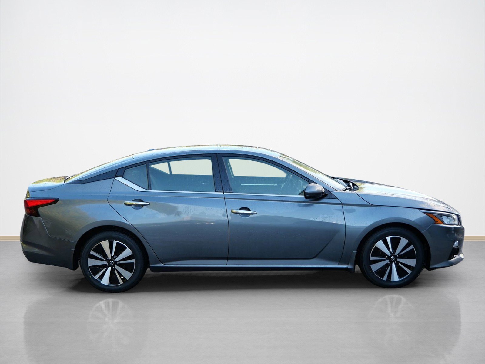 Used 2020 Nissan Altima SV with VIN 1N4BL4DV9LC126329 for sale in Maplewood, Minnesota