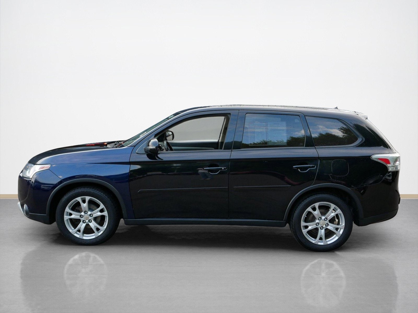 Used 2015 Mitsubishi Outlander SE with VIN JA4AZ3A39FZ005300 for sale in Maplewood, Minnesota