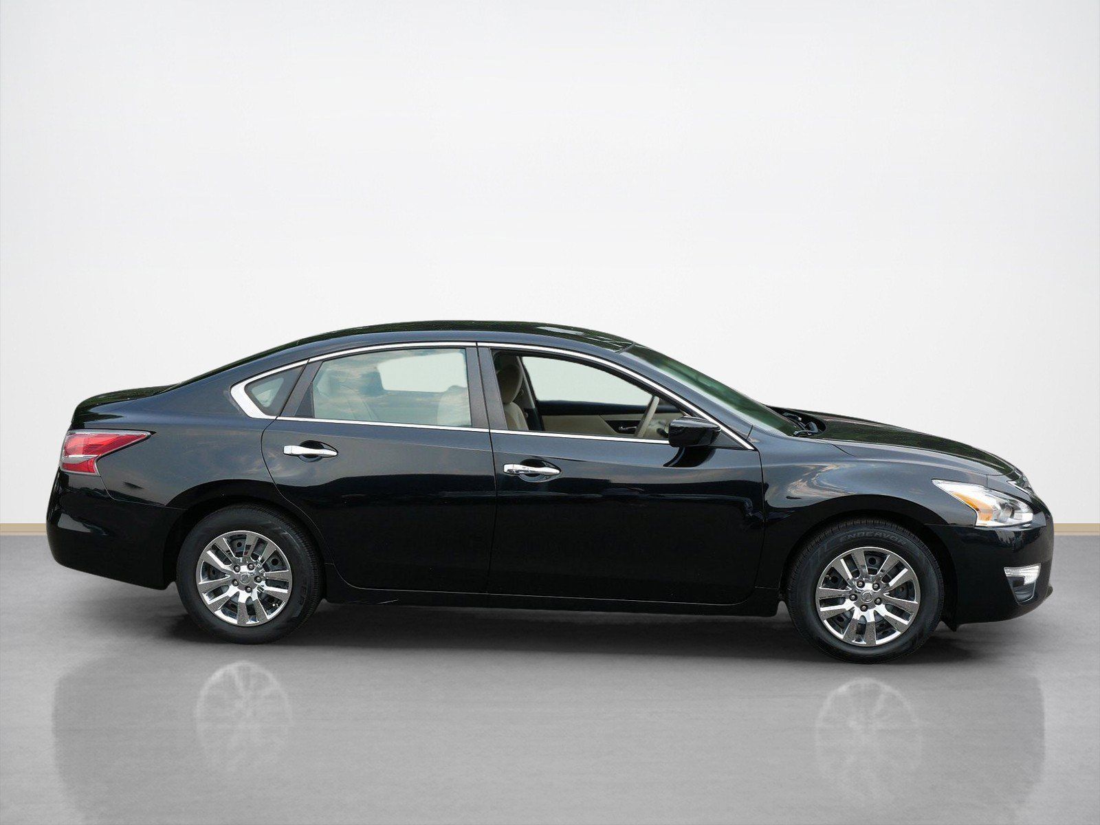 Used 2015 Nissan Altima S with VIN 1N4AL3AP2FN301511 for sale in Maplewood, Minnesota