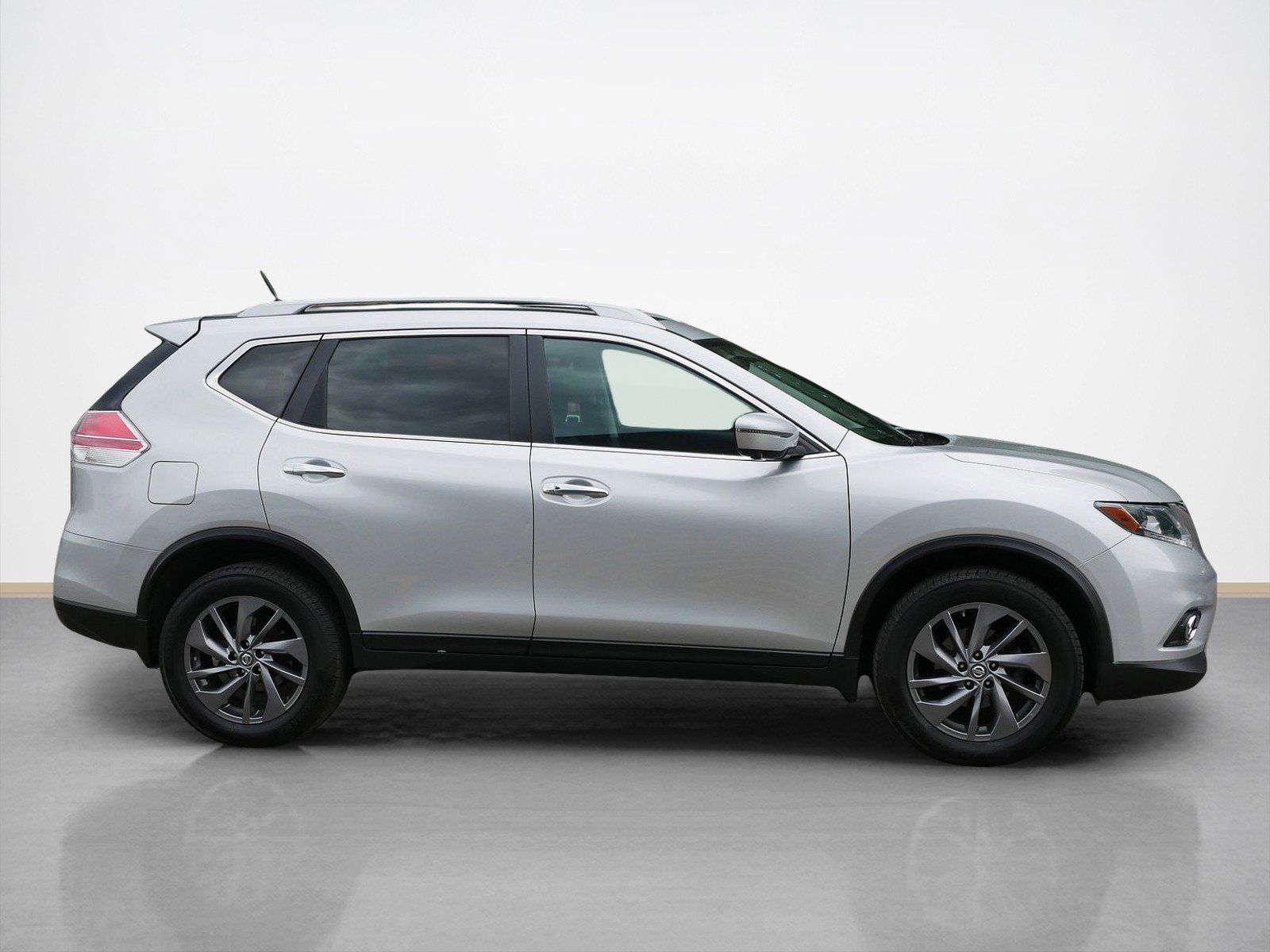 Used 2016 Nissan Rogue SL with VIN 5N1AT2MV8GC753227 for sale in Maplewood, Minnesota