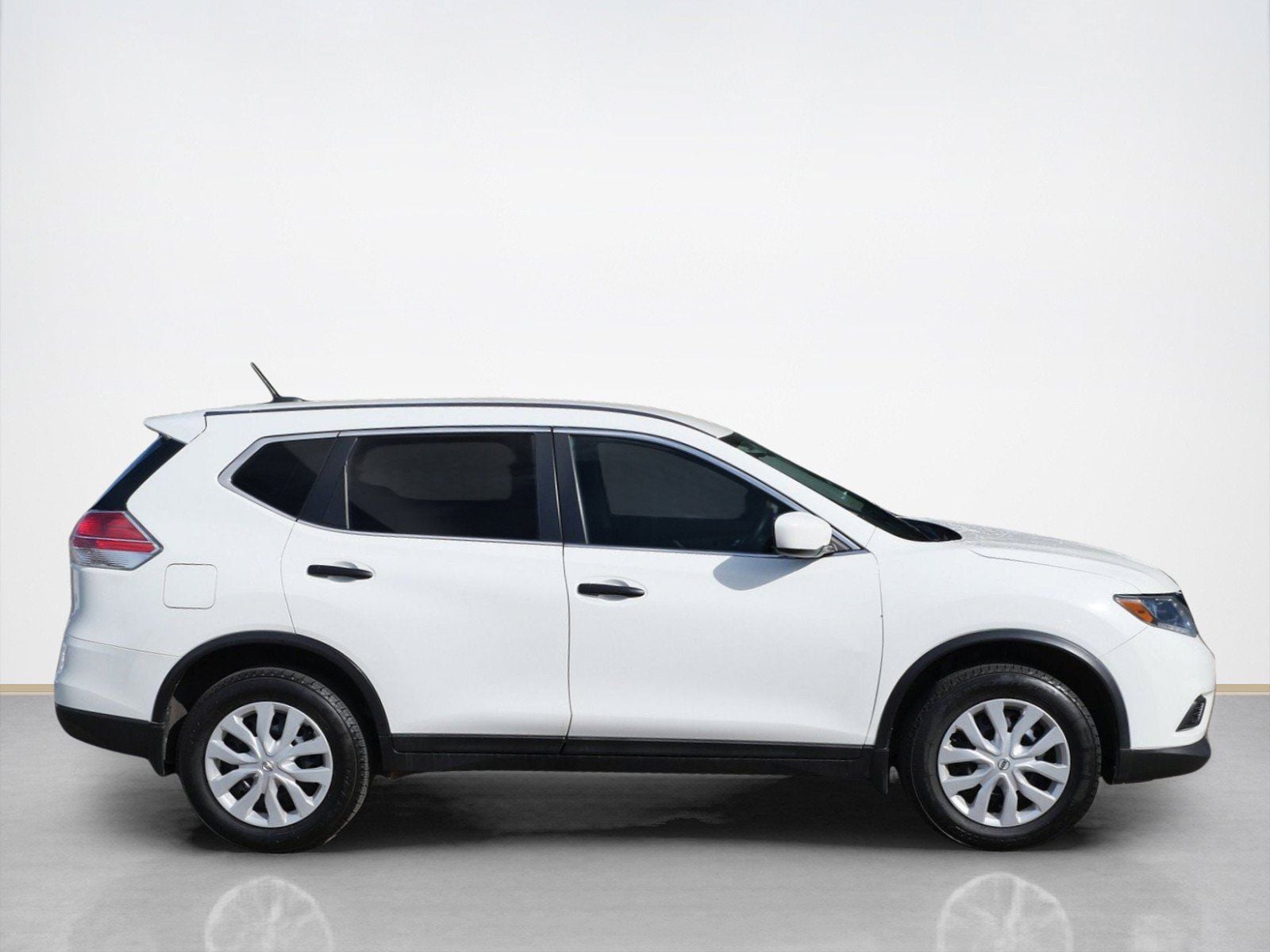 Used 2016 Nissan Rogue S with VIN 5N1AT2MV6GC813053 for sale in Maplewood, Minnesota