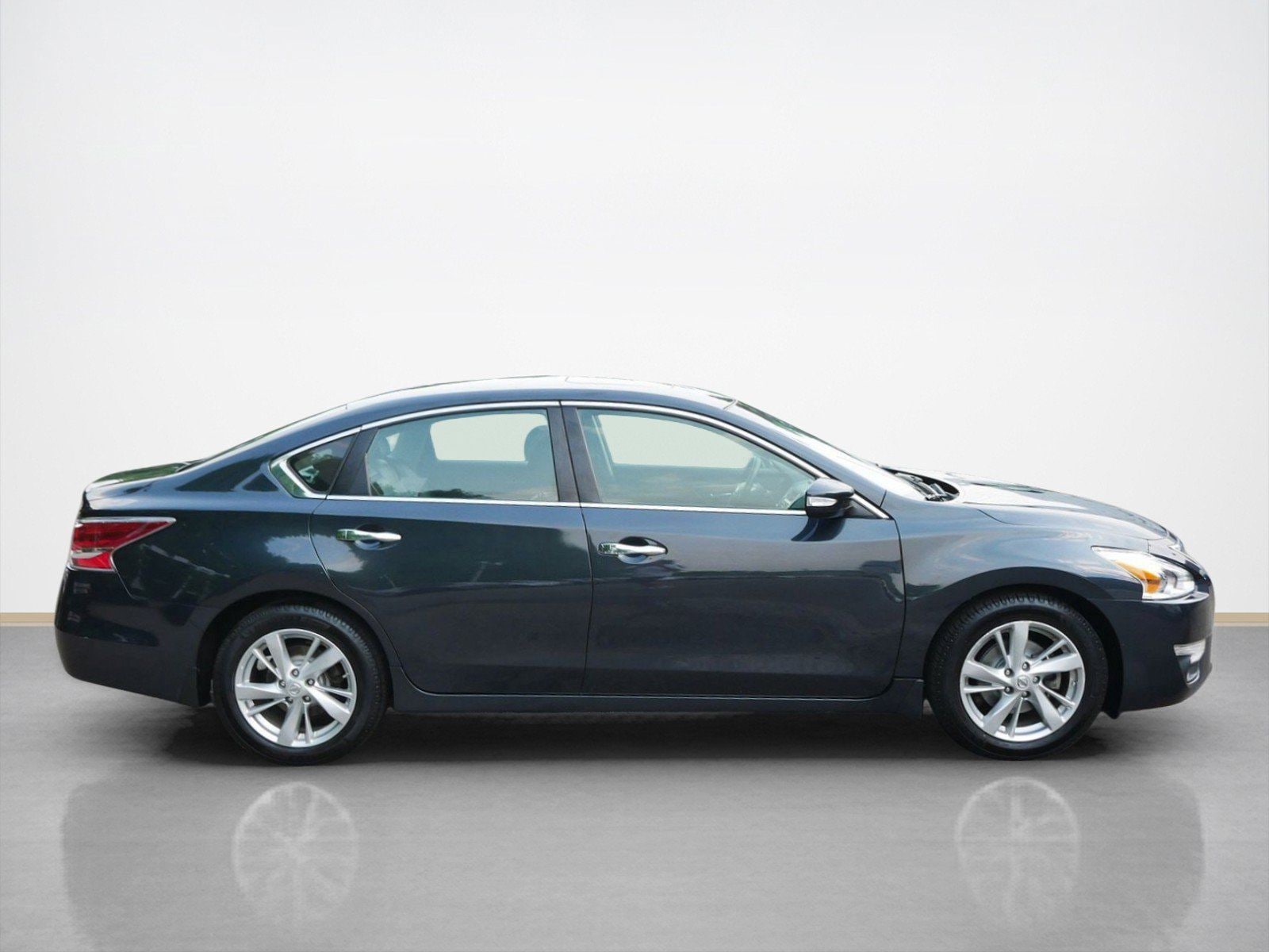 Used 2015 Nissan Altima SL with VIN 1N4AL3AP0FN313799 for sale in Maplewood, MN