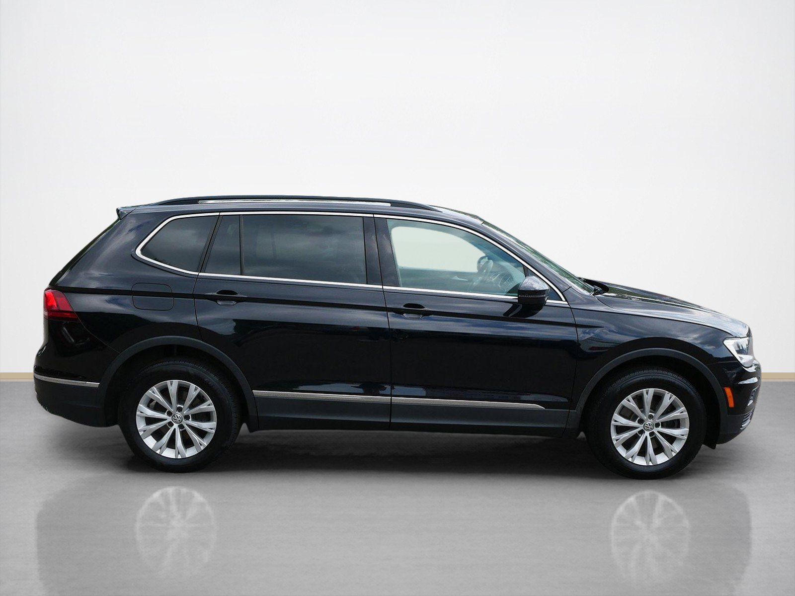 Used 2018 Volkswagen Tiguan SE with VIN 3VV2B7AX9JM043579 for sale in Maplewood, Minnesota
