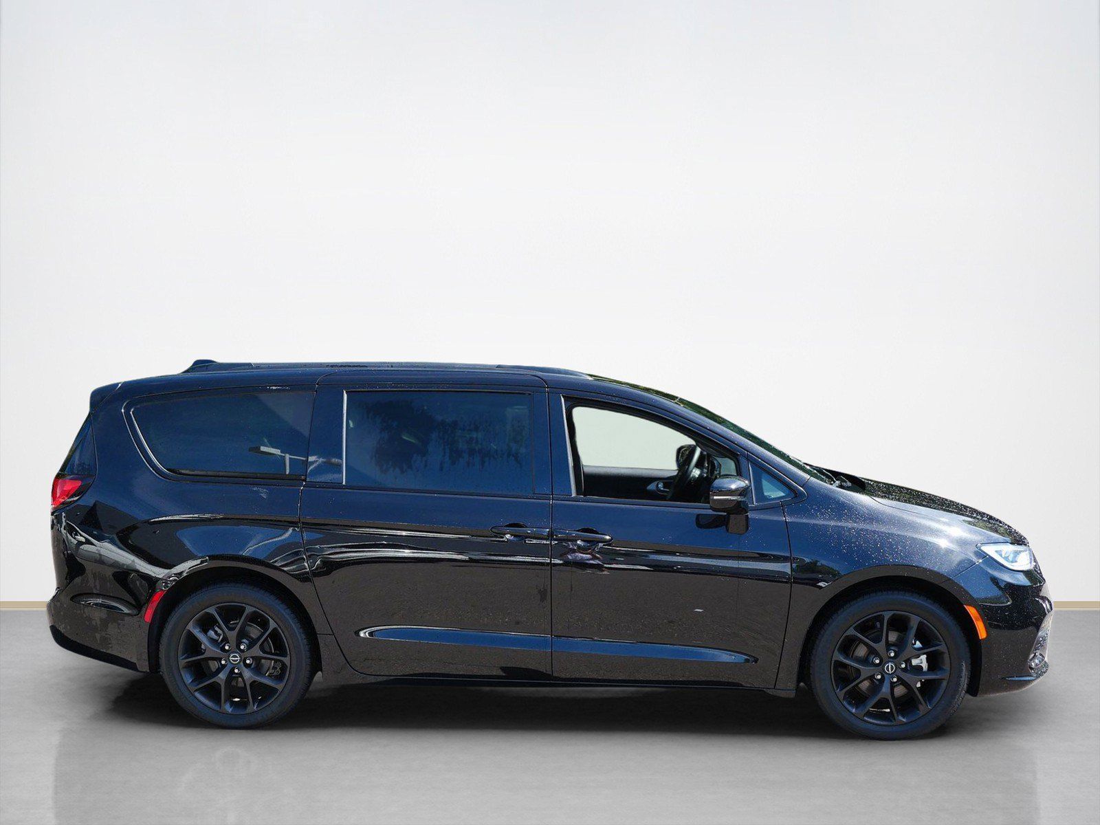 Used 2025 Chrysler Pacifica Limited with VIN 2C4RC1GG2SR552518 for sale in Maplewood, Minnesota