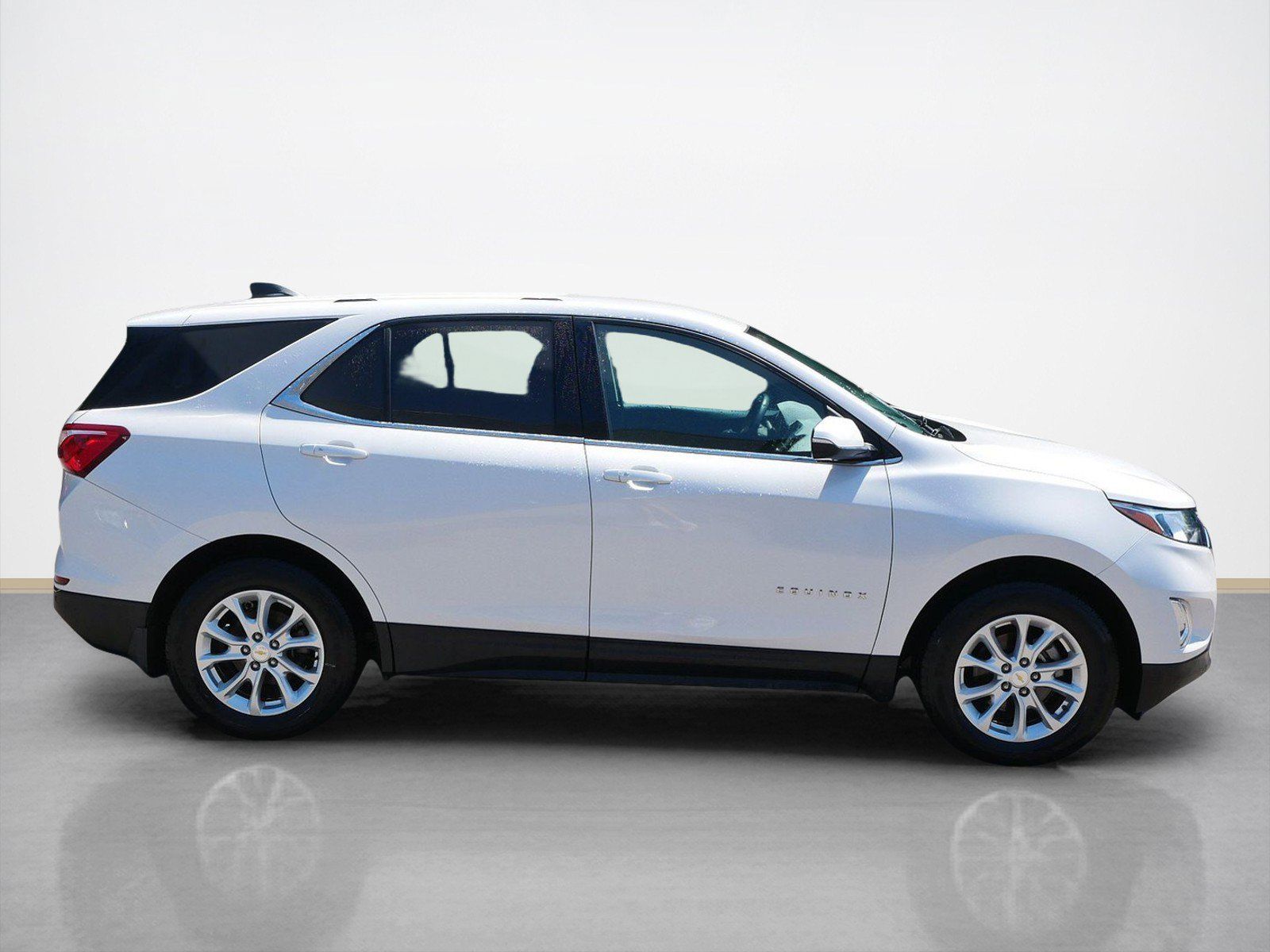 Used 2018 Chevrolet Equinox LT with VIN 2GNAXSEV2J6176404 for sale in Maplewood, Minnesota