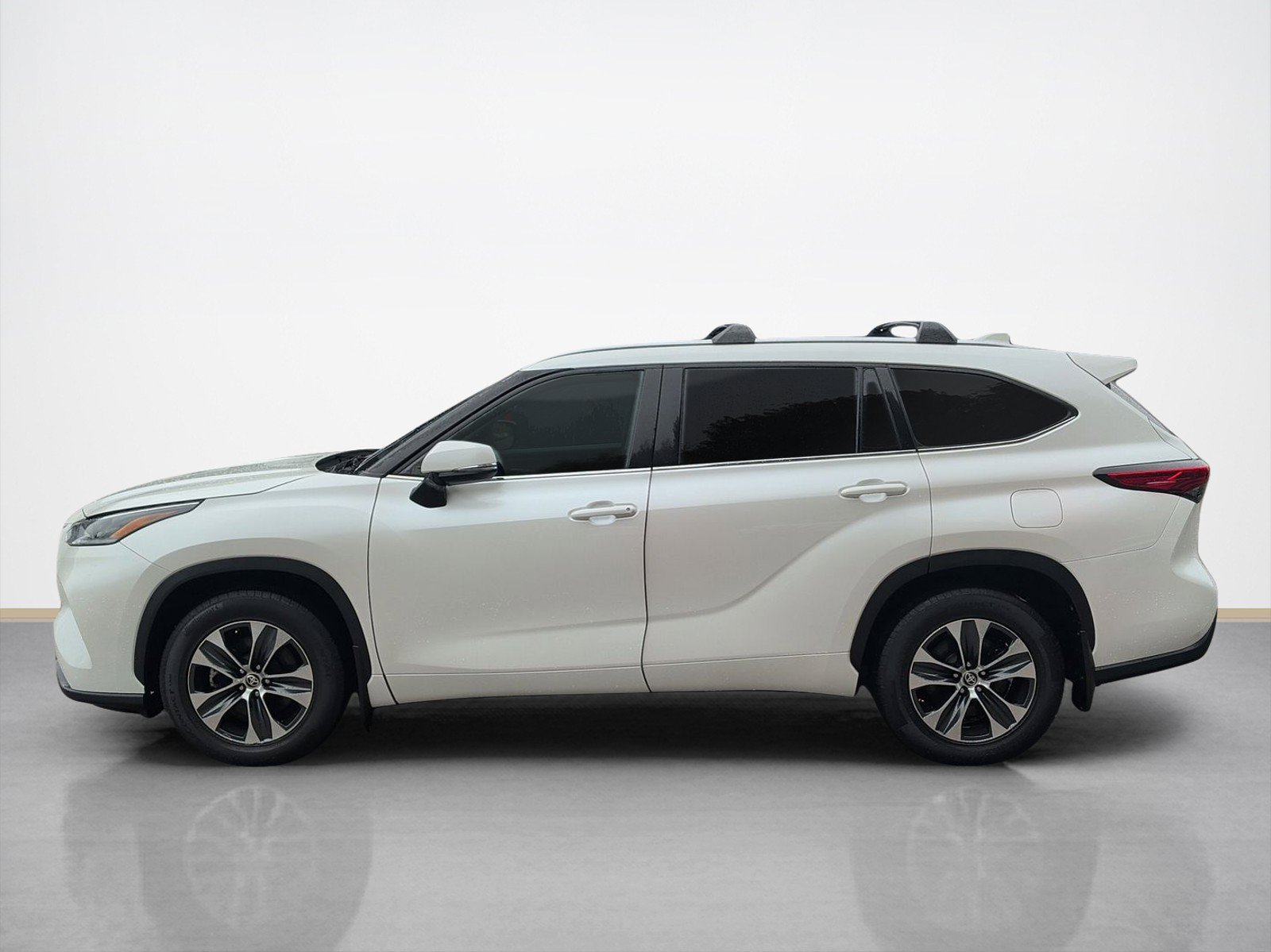 Used 2021 Toyota Highlander XLE with VIN 5TDHZRBH9MS109365 for sale in Maplewood, Minnesota