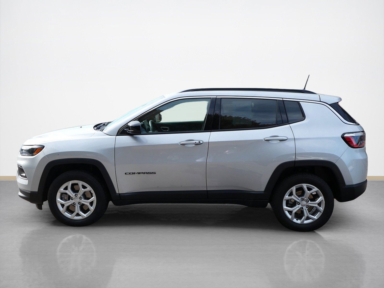 Used 2024 Jeep Compass Latitude with VIN 3C4NJDBNXRT129222 for sale in Maplewood, Minnesota
