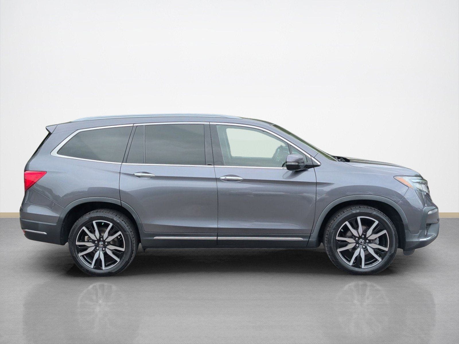 Used 2019 Honda Pilot Elite with VIN 5FNYF6H02KB073741 for sale in Maplewood, Minnesota