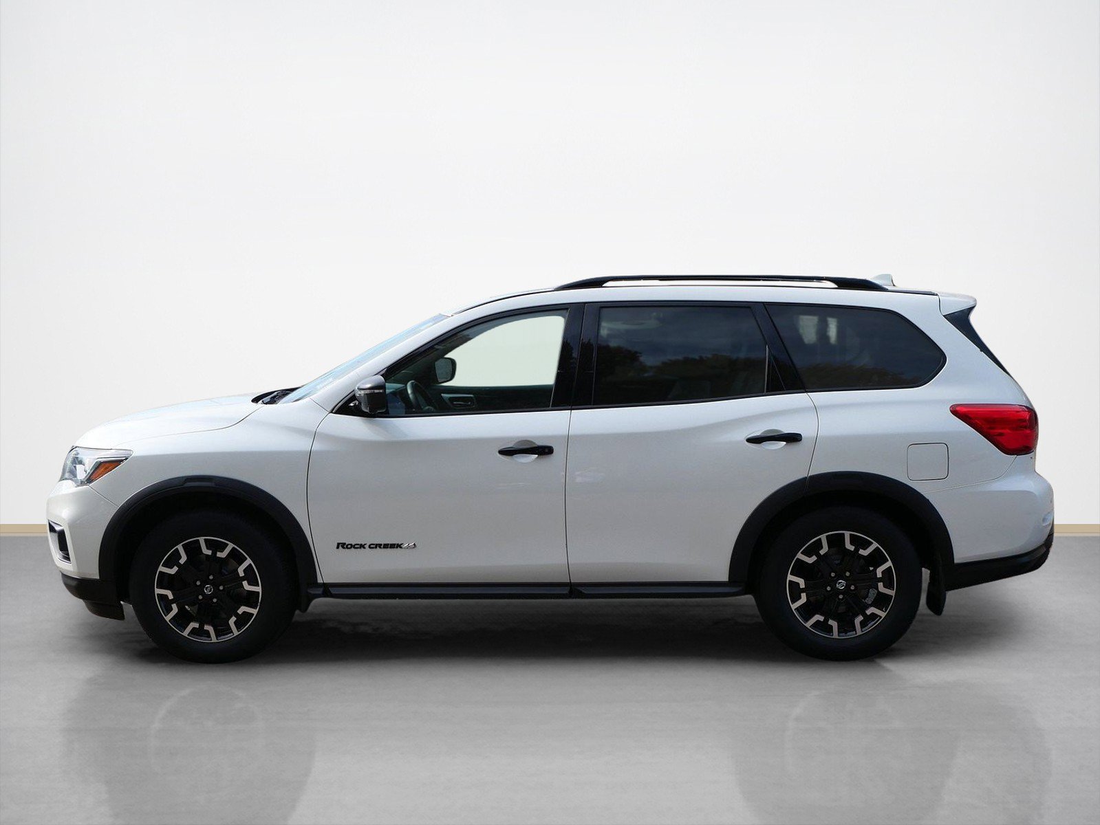 Used 2019 Nissan Pathfinder SL with VIN 5N1DR2MM2KC620653 for sale in Maplewood, Minnesota