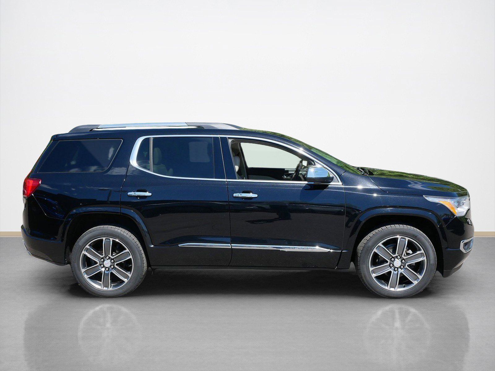 Used 2019 GMC Acadia Denali with VIN 1GKKNXLS5KZ167554 for sale in Maplewood, Minnesota