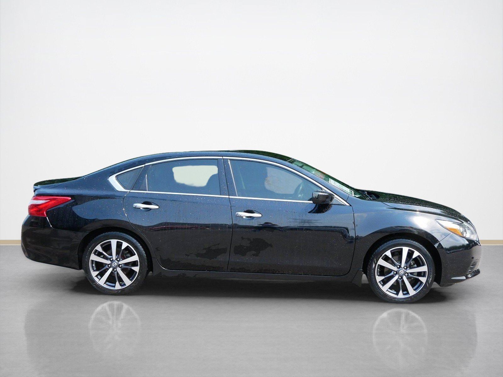 Used 2016 Nissan Altima SR with VIN 1N4AL3AP7GN332612 for sale in Maplewood, Minnesota