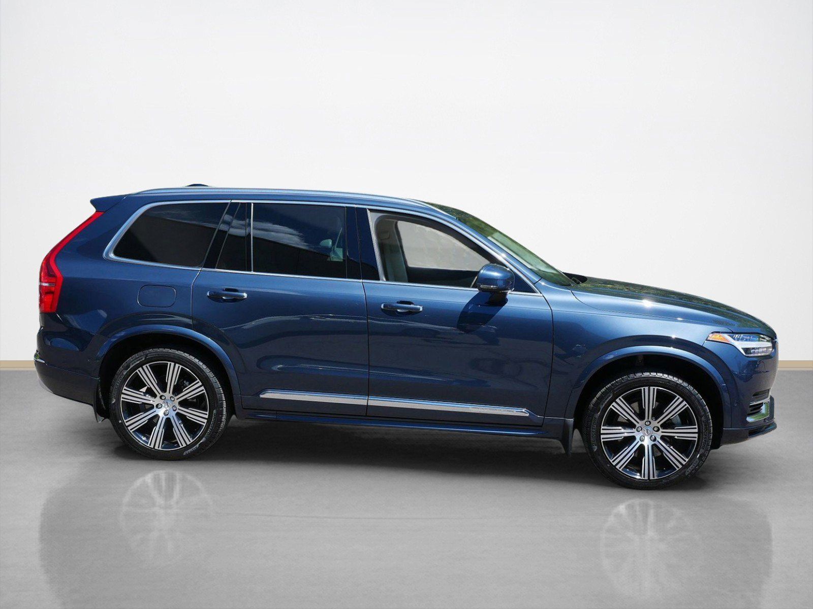Used 2022 Volvo XC90 Inscription with VIN YV4BR0CL1N1821000 for sale in Maplewood, Minnesota