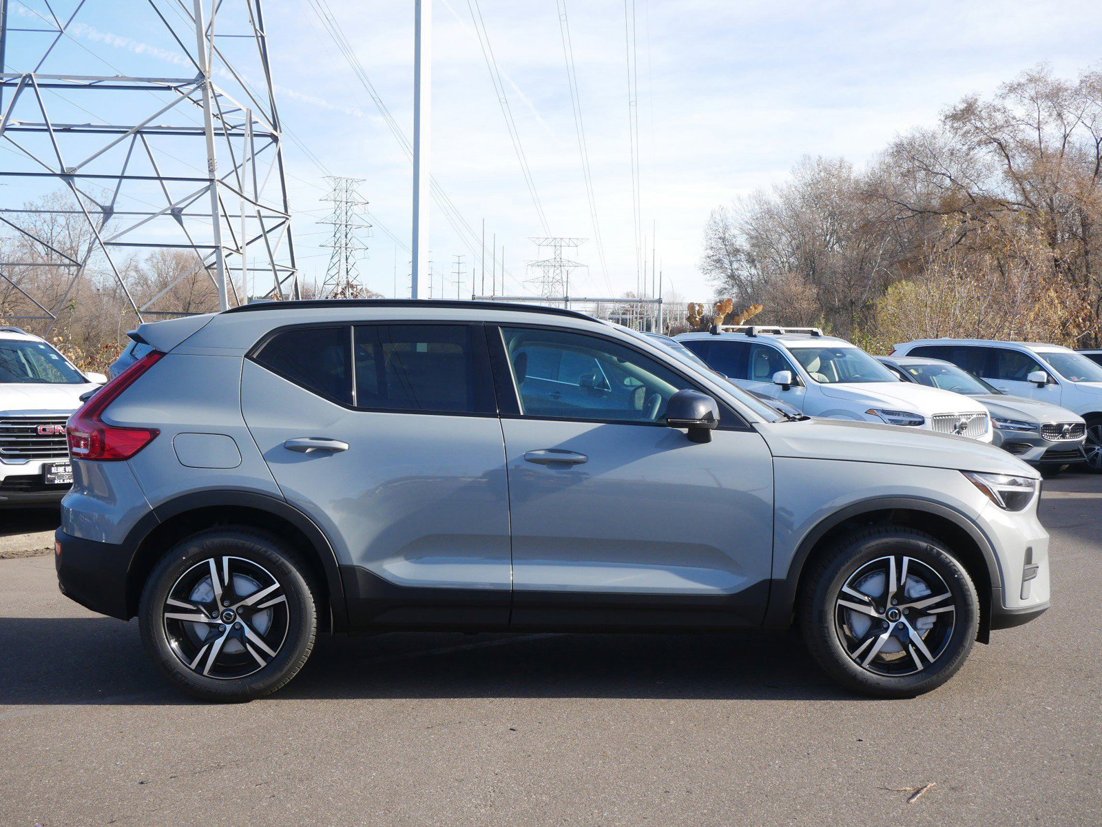 2026 Volvo XC40 Core photo 2