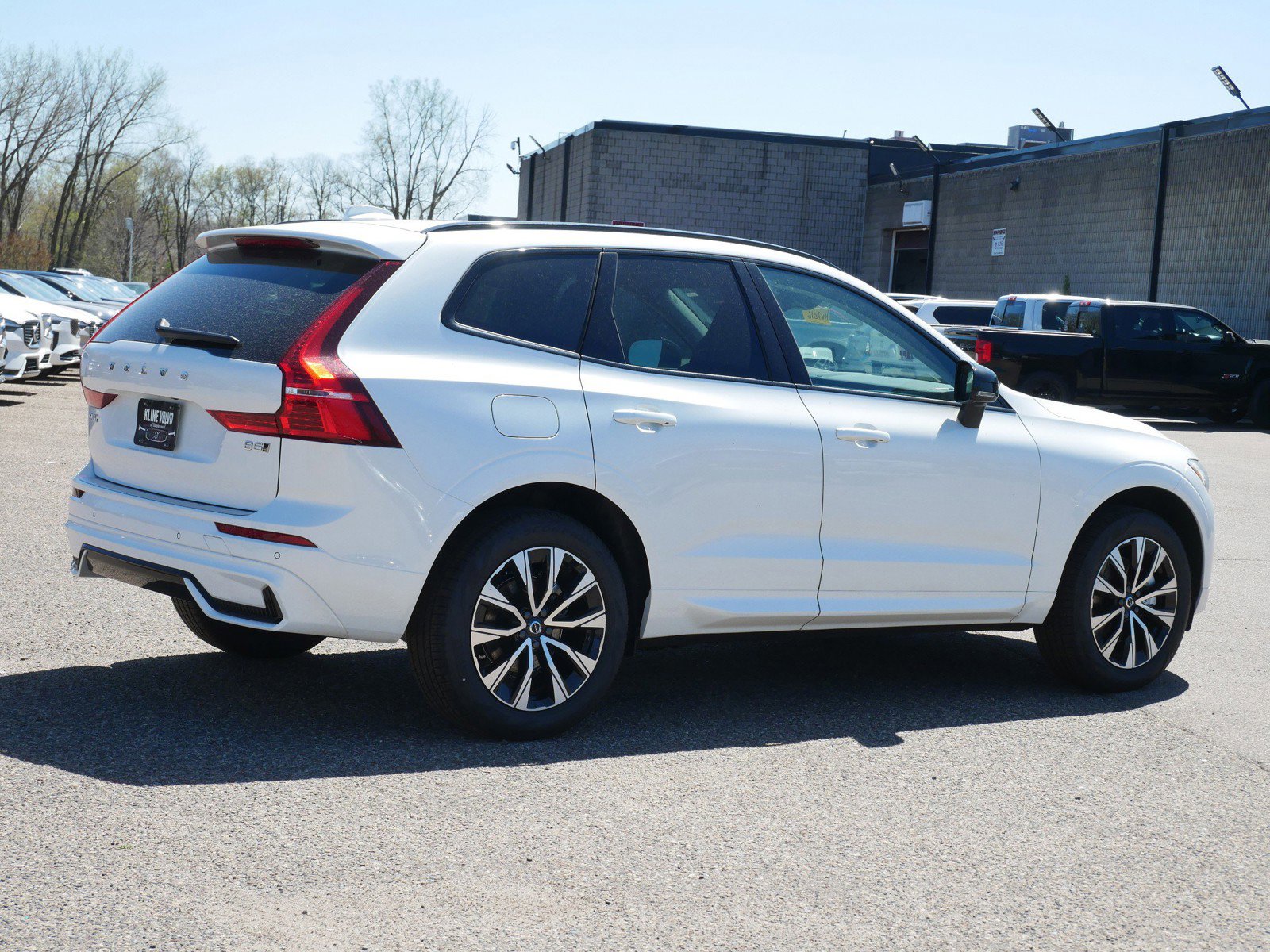2025 Volvo XC60 B5 Core photo 2