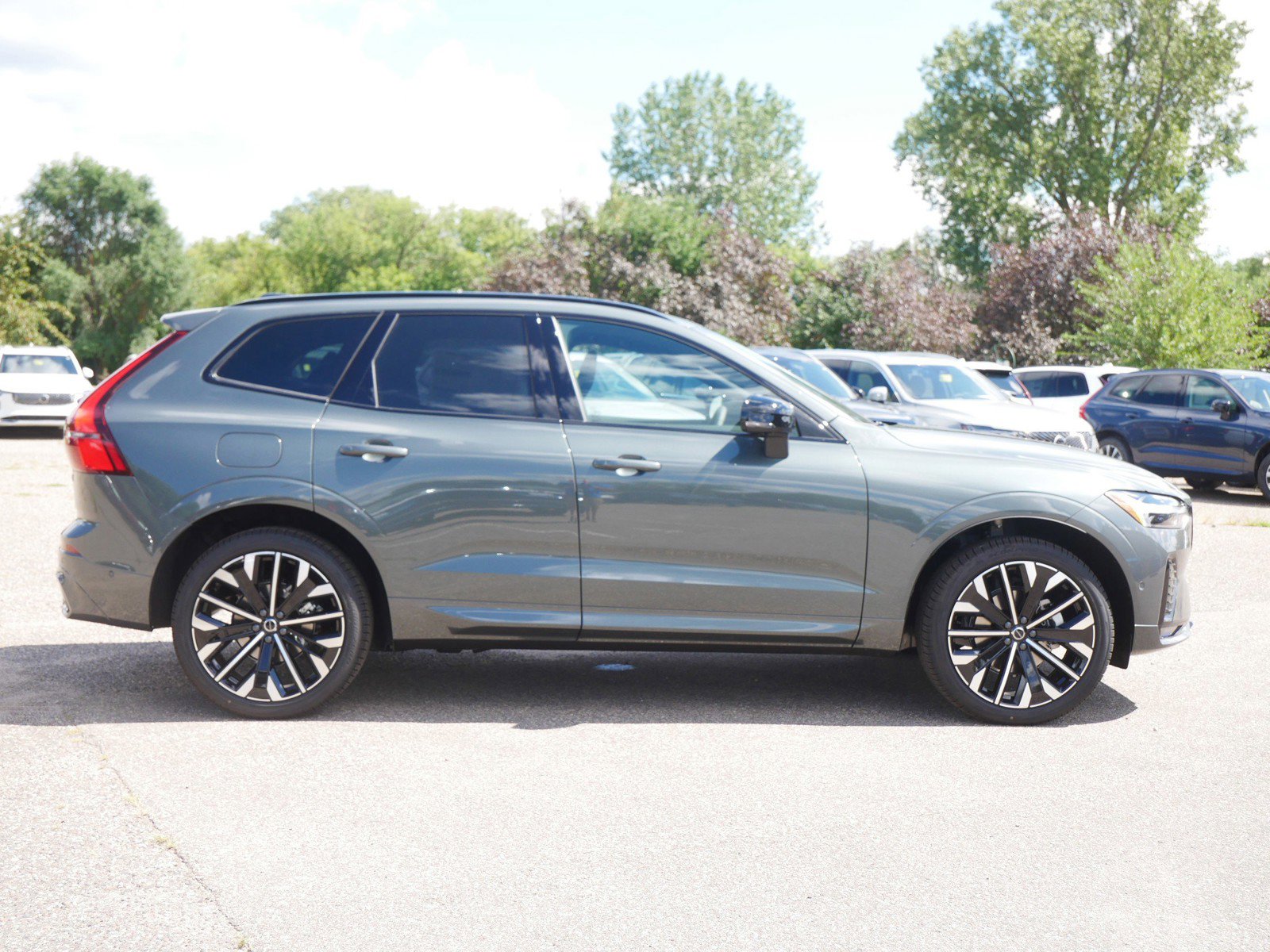 2026 Volvo XC60 B5 photo 2