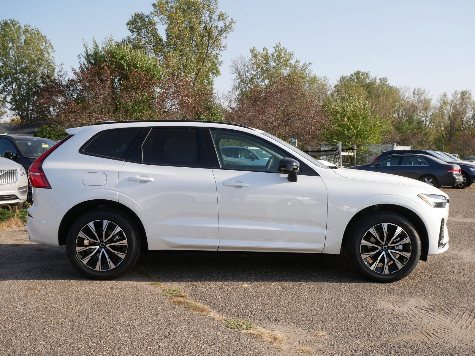 2025 Volvo XC60 B5 Core photo 2