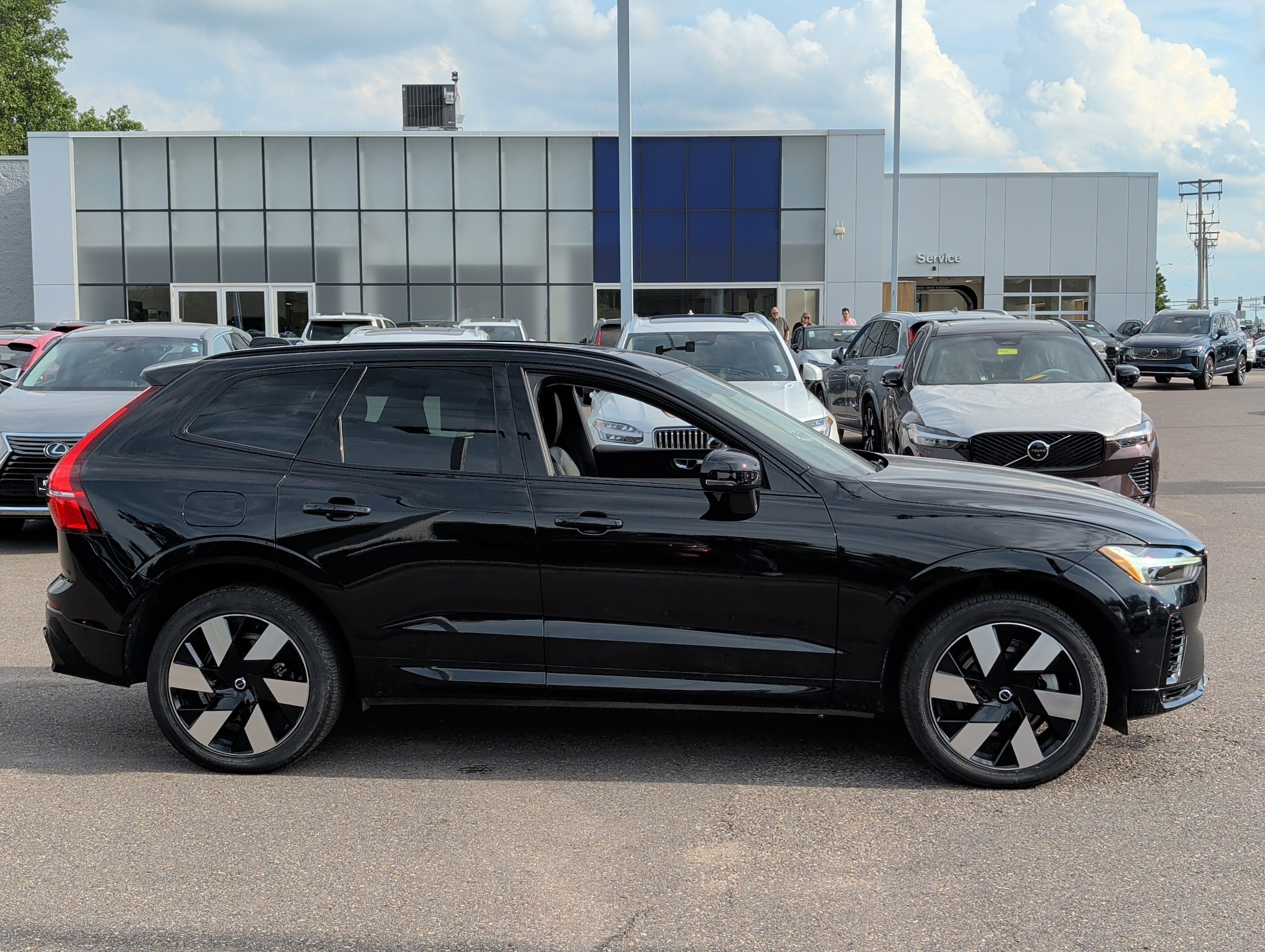 Used 2024 Volvo XC60 Plus with VIN YV4H60DLXR1862104 for sale in Maplewood, Minnesota