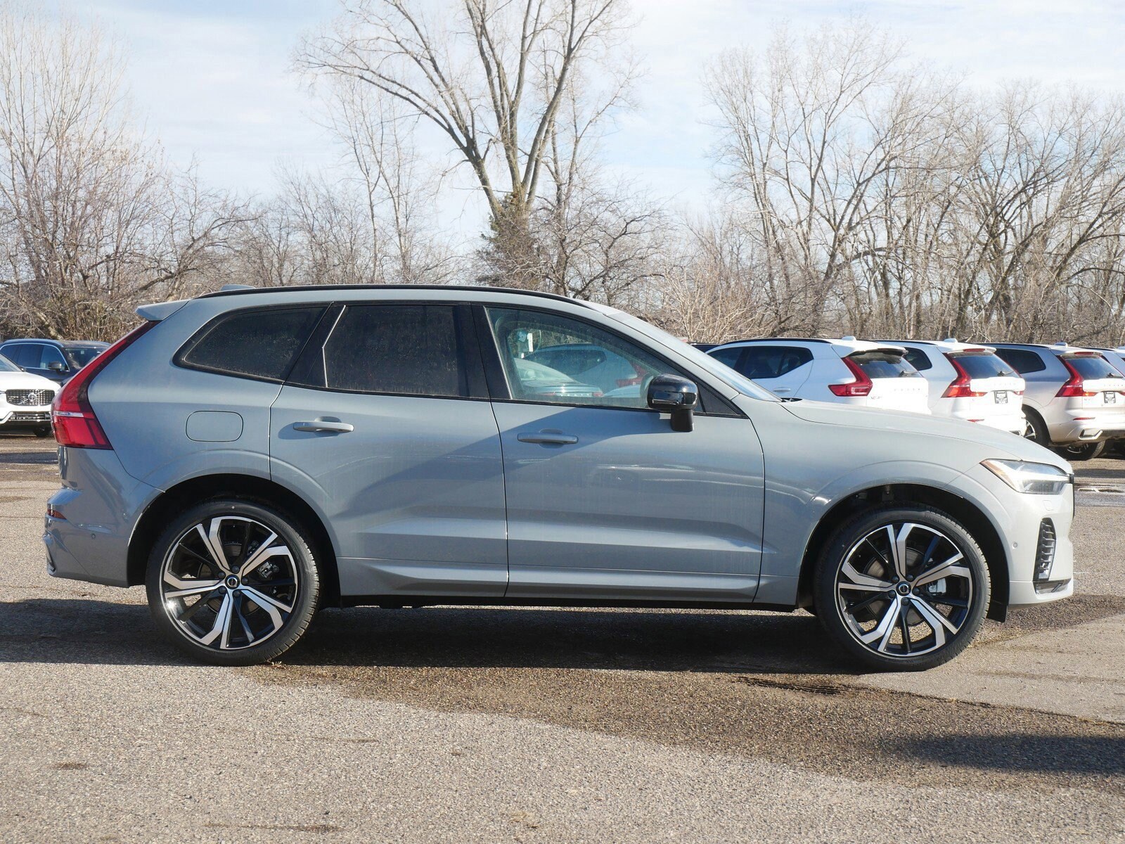 2025 Volvo XC60 B5 photo 2