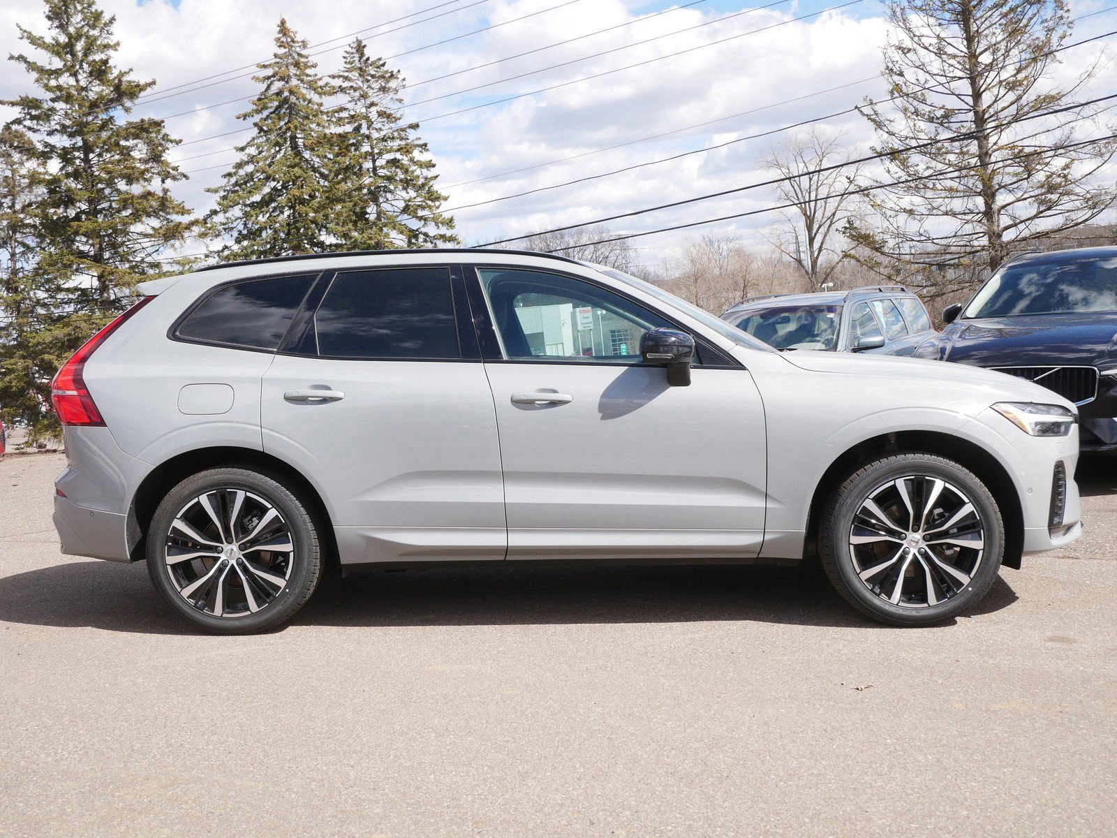 2025 Volvo XC60 B5 Plus photo 2