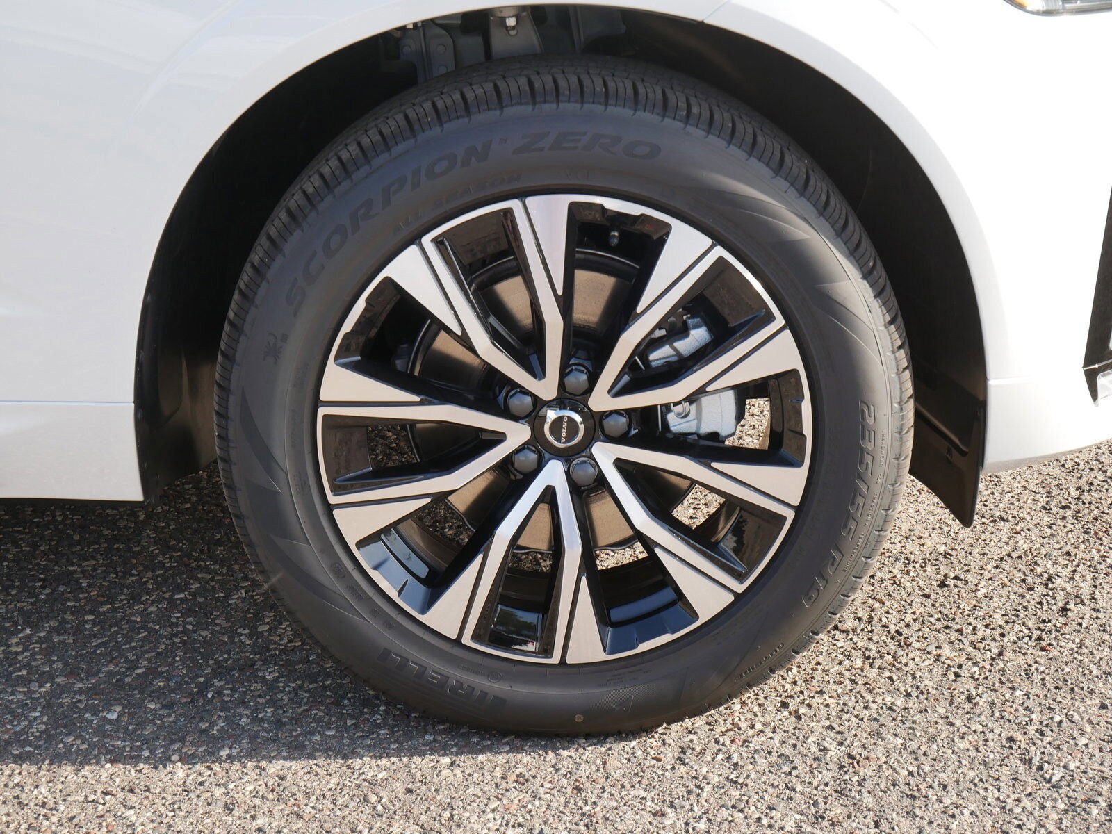 2025 Volvo XC60 B5 Core photo 4