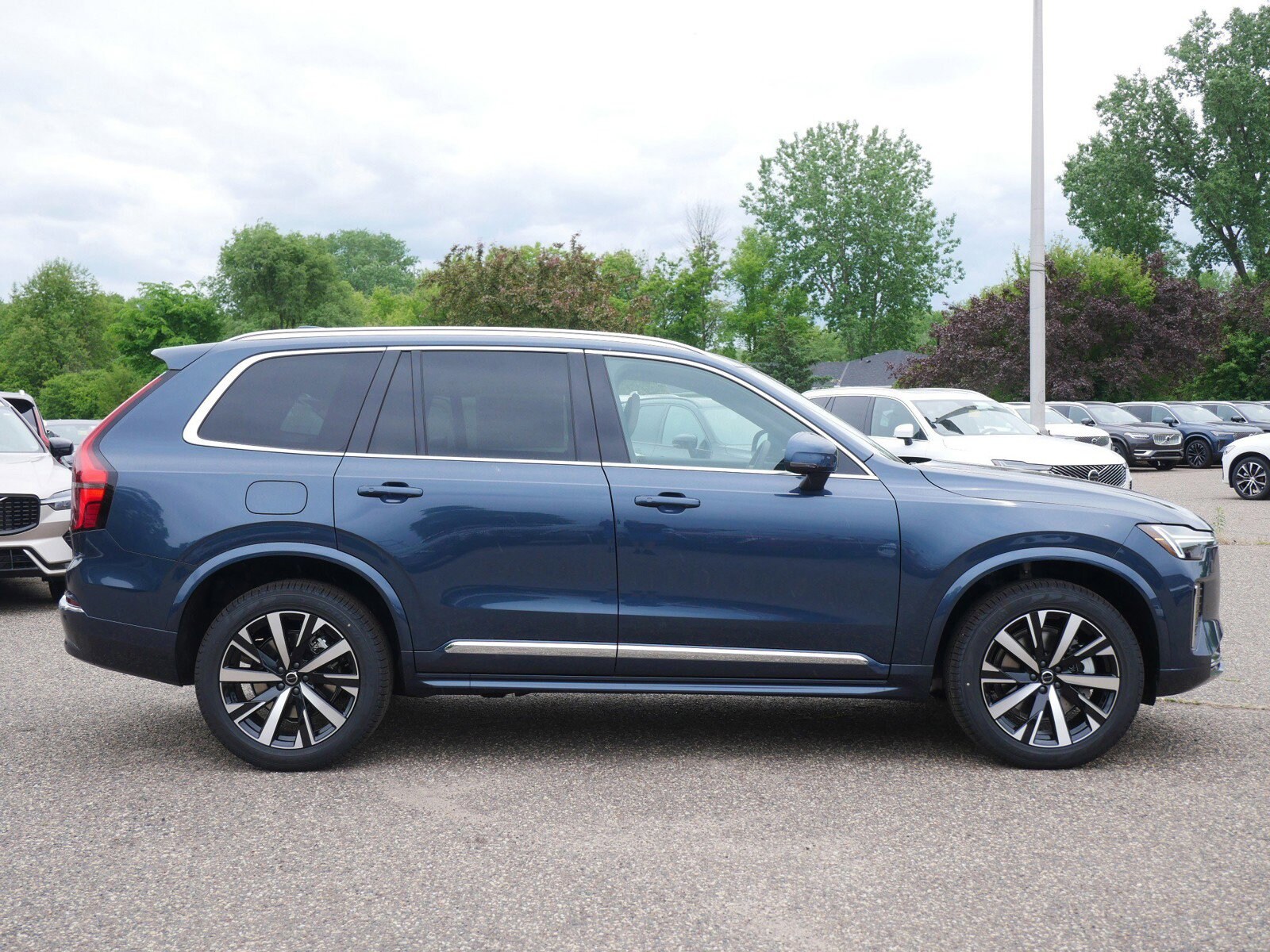 2025 Volvo XC90 Core photo 2