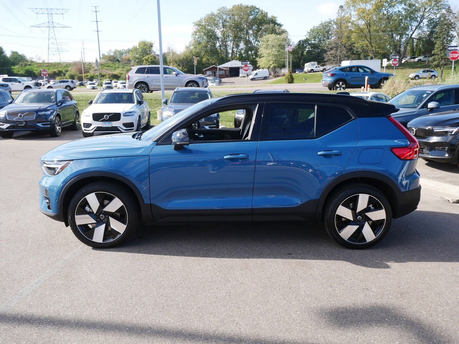 2023 Volvo XC40 Recharge Twin Ultimate photo 4