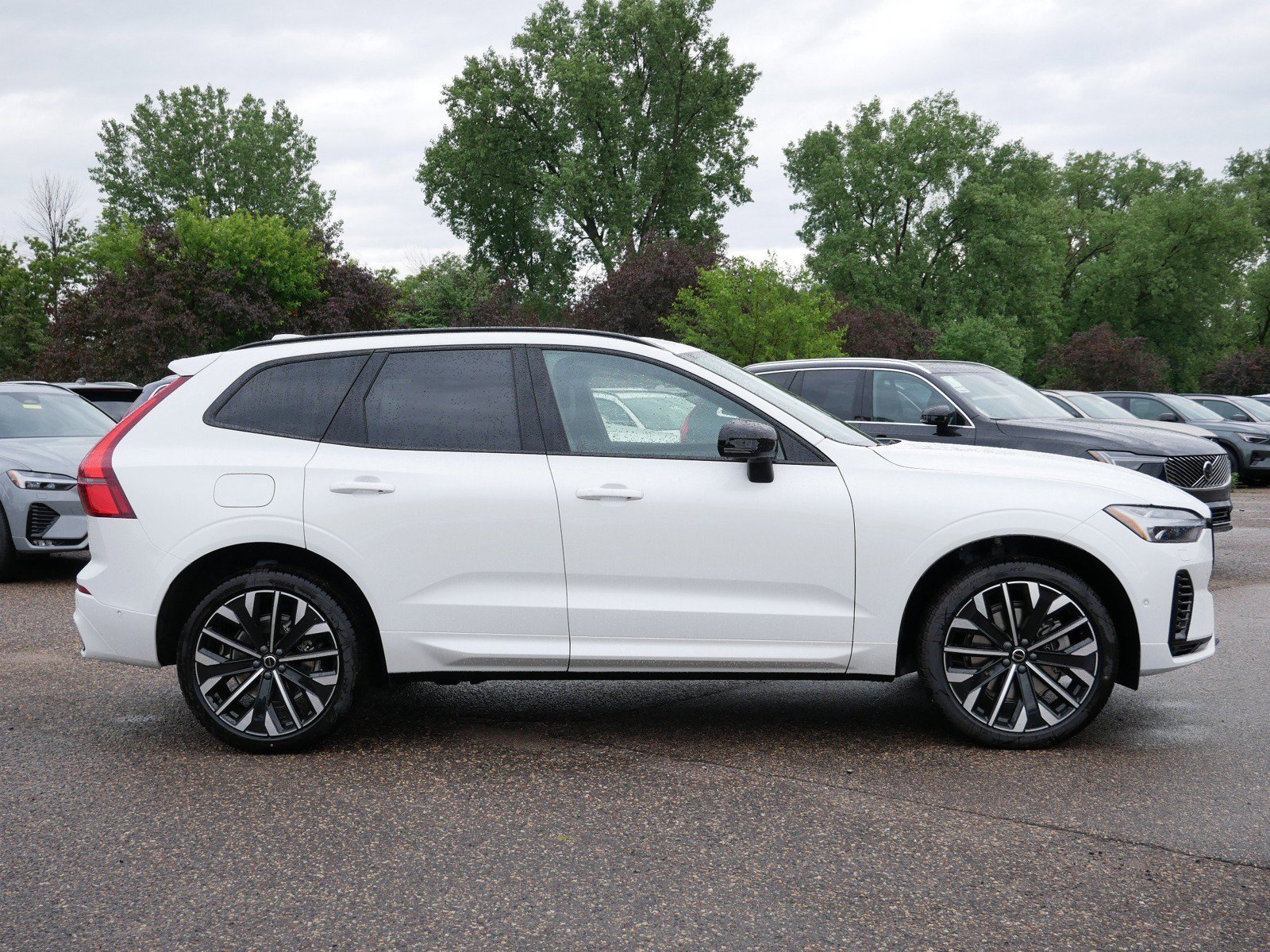 Shop New Volvo XC60 Plug-In Hybrid | Kline Volvo Cars Maplewood,MN