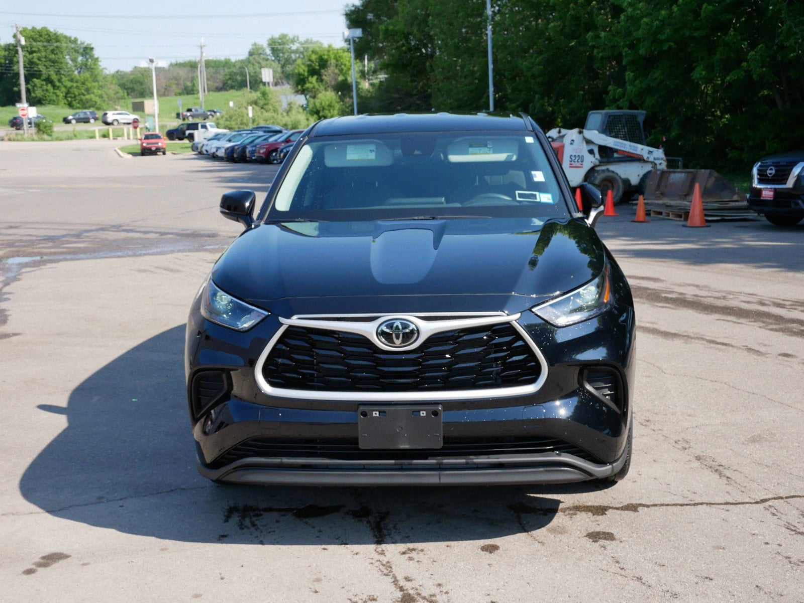 Used 2022 Toyota Highlander L with VIN 5TDCZRBHXNS578122 for sale in Maplewood, Minnesota