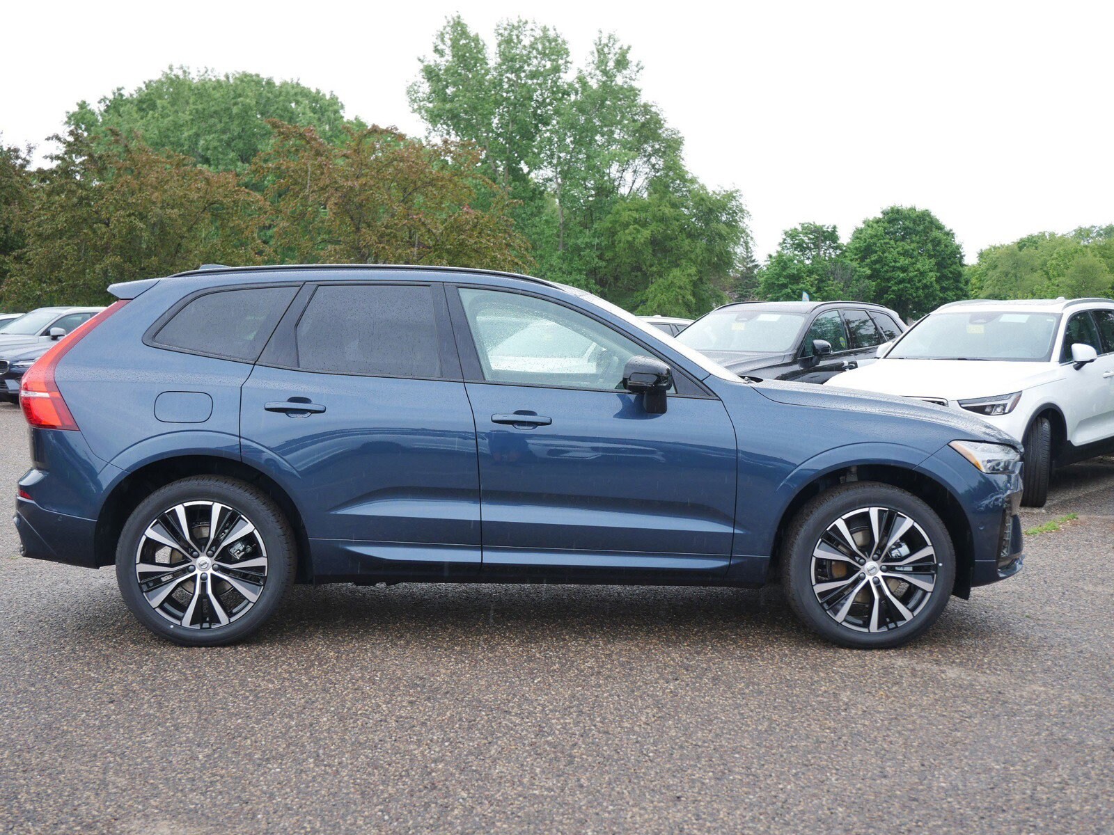 2025 Volvo XC60 B5 Plus photo 2