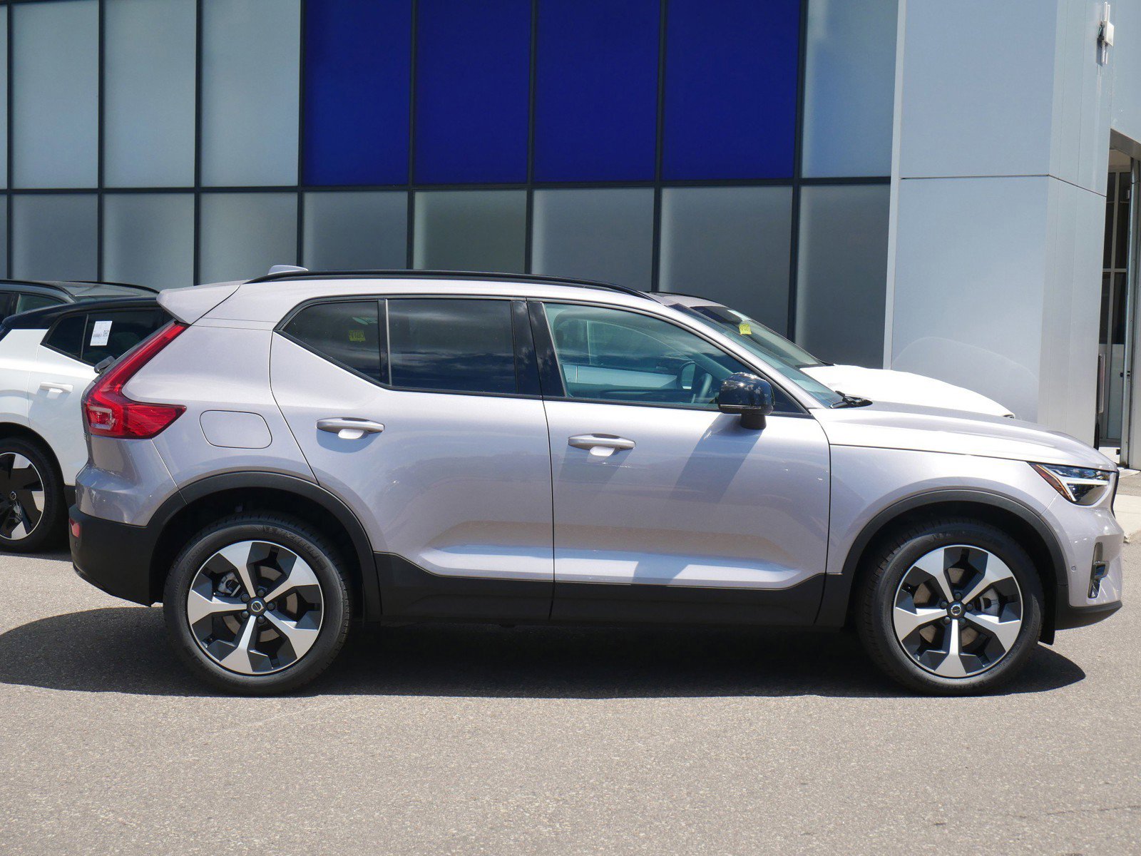 2026 Volvo XC40 Plus photo 2