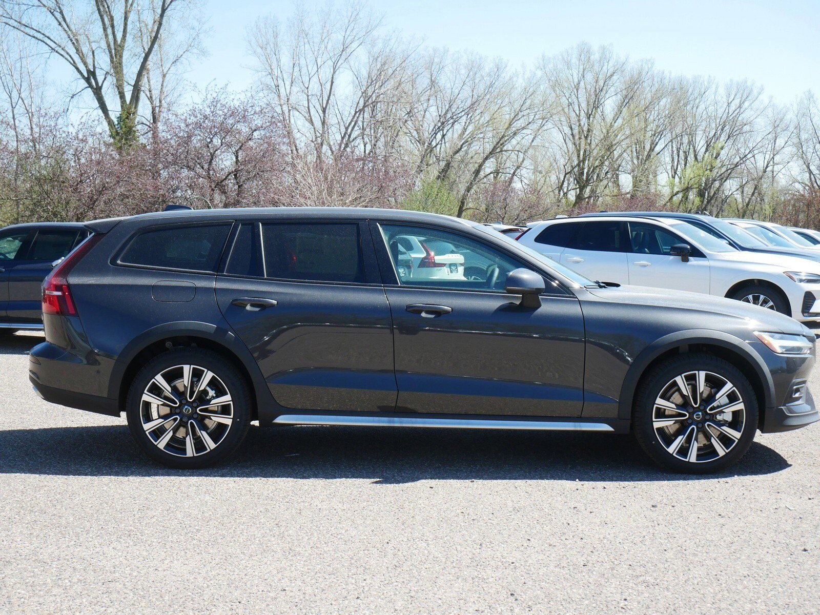 2025 Volvo V60 Cross Country B5 AWD photo 2