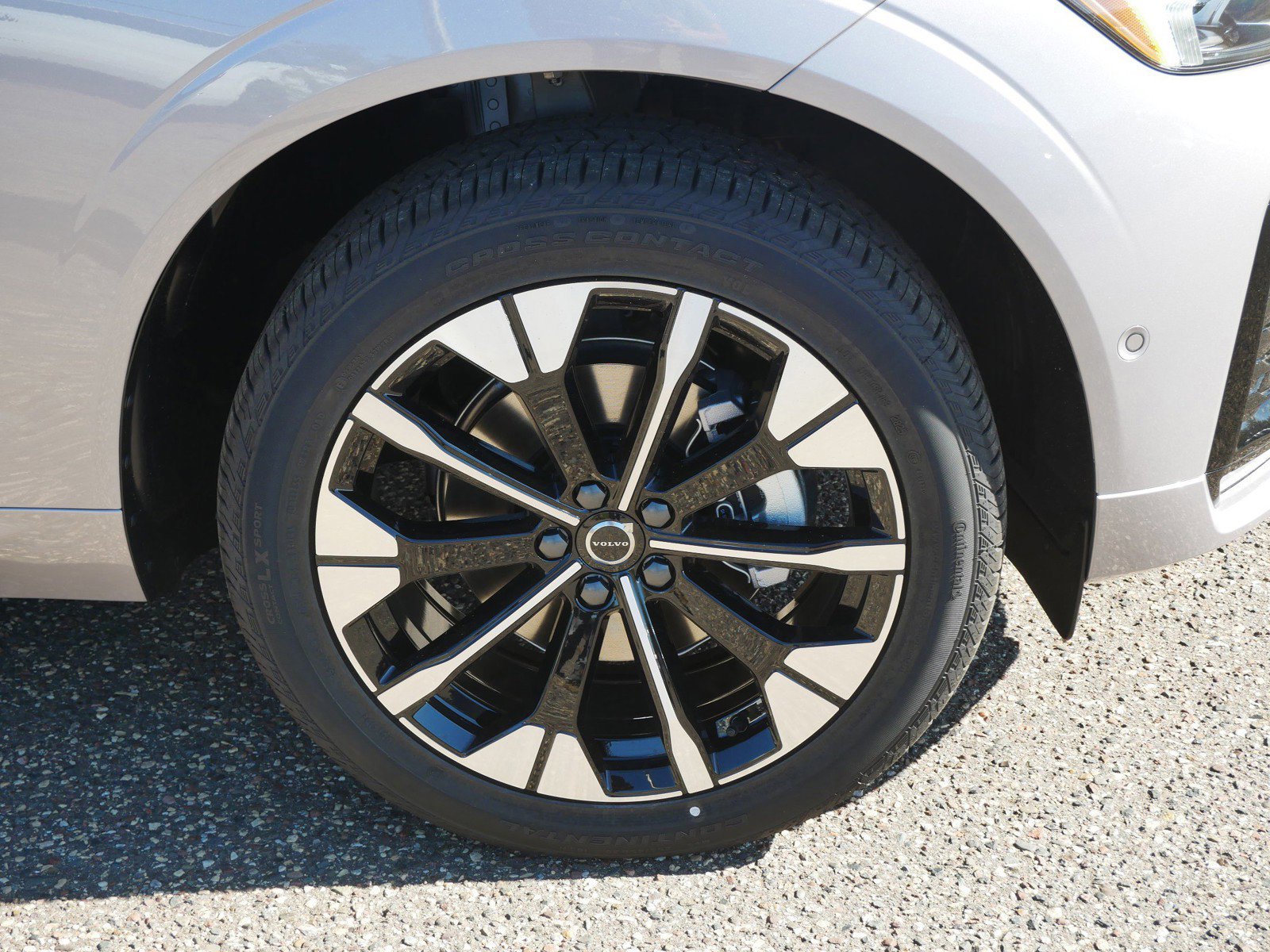 2026 Volvo XC60 B5 Plus photo 4