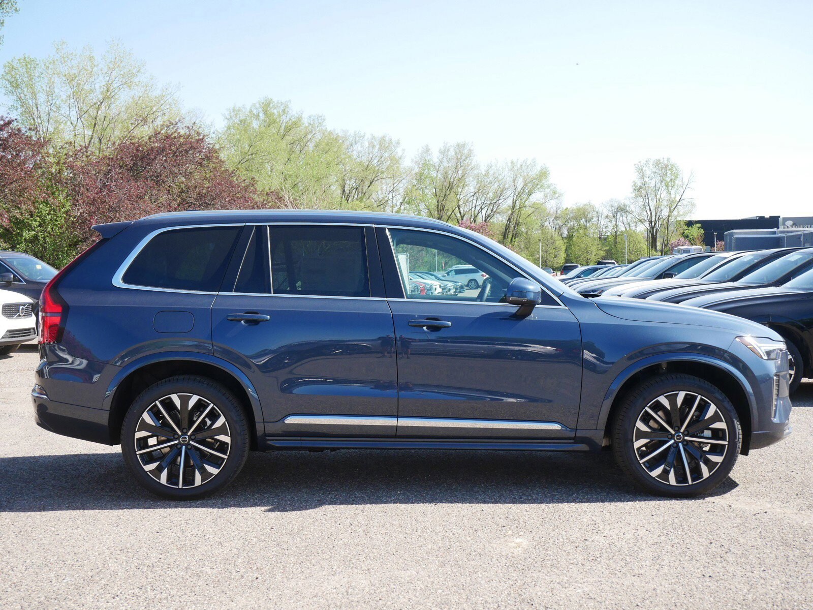 2025 Volvo XC90 T8 Core photo 2