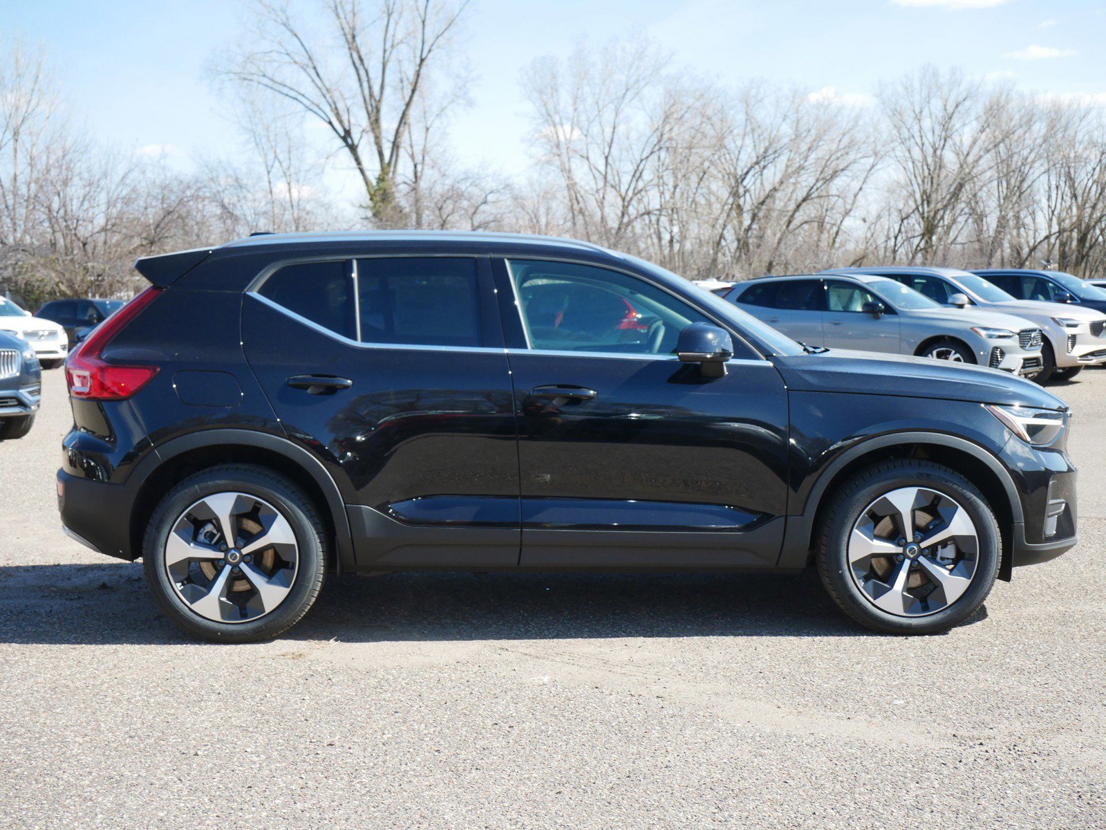 2025 Volvo XC40 Core photo 2