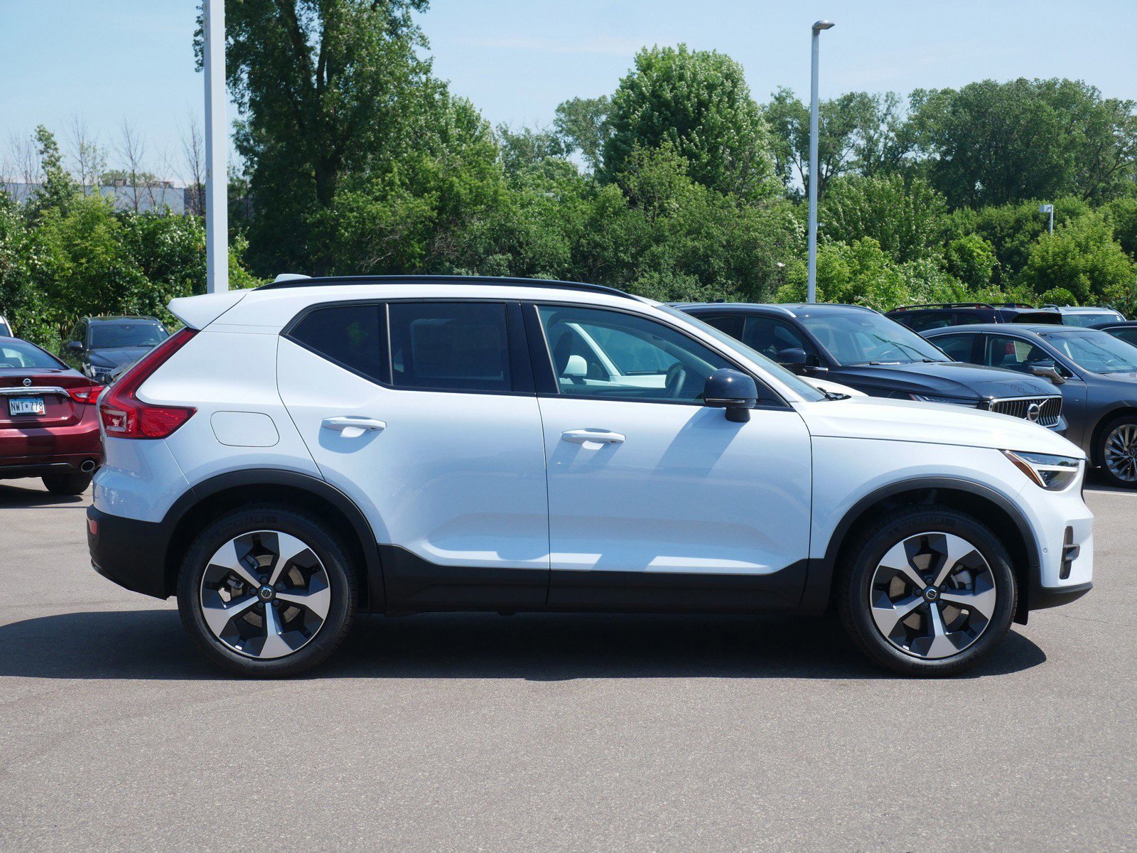 2026 Volvo XC40 Plus photo 2