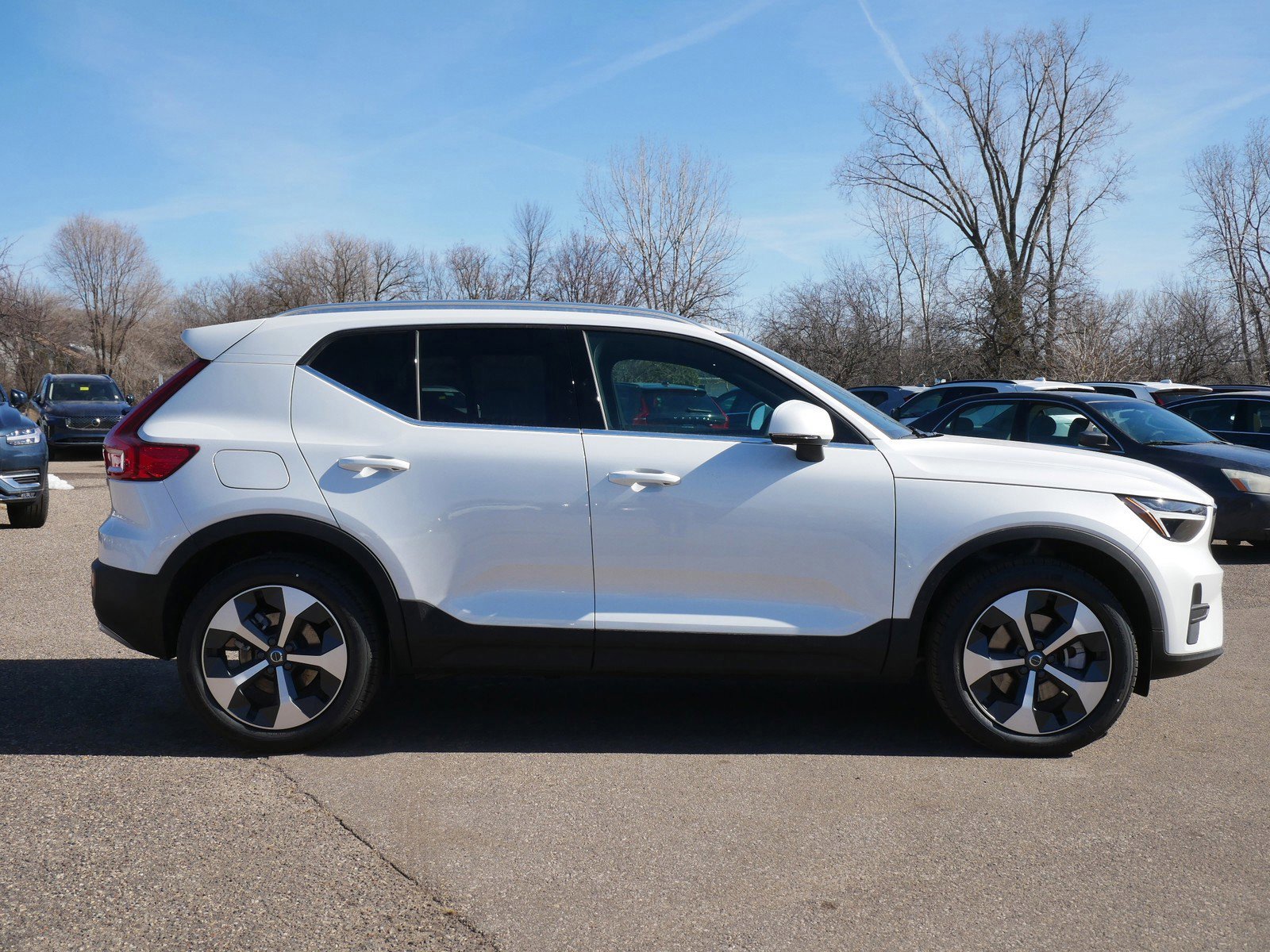 2025 Volvo XC40 Core photo 2