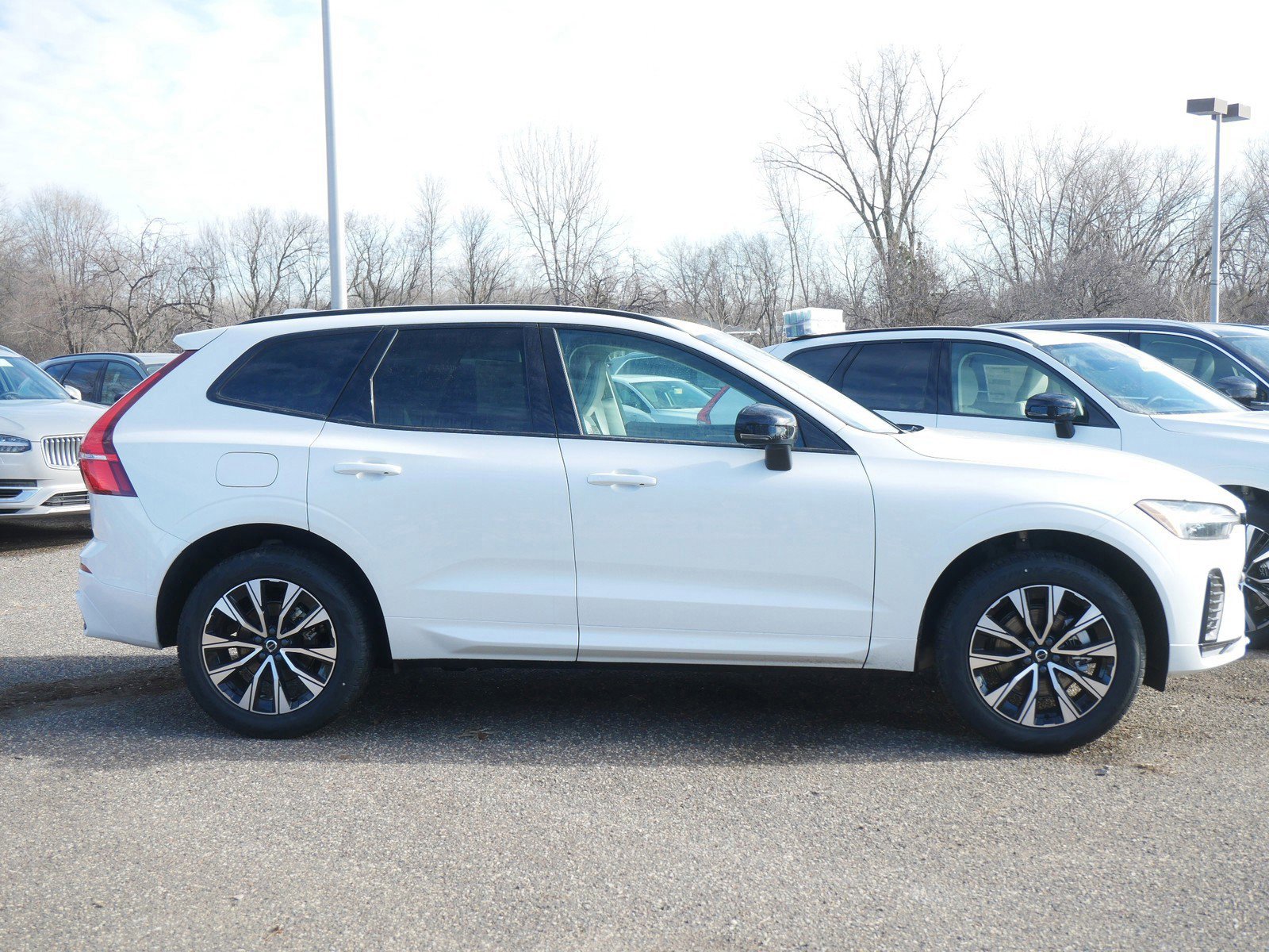 2025 Volvo XC60 B5 Core photo 2