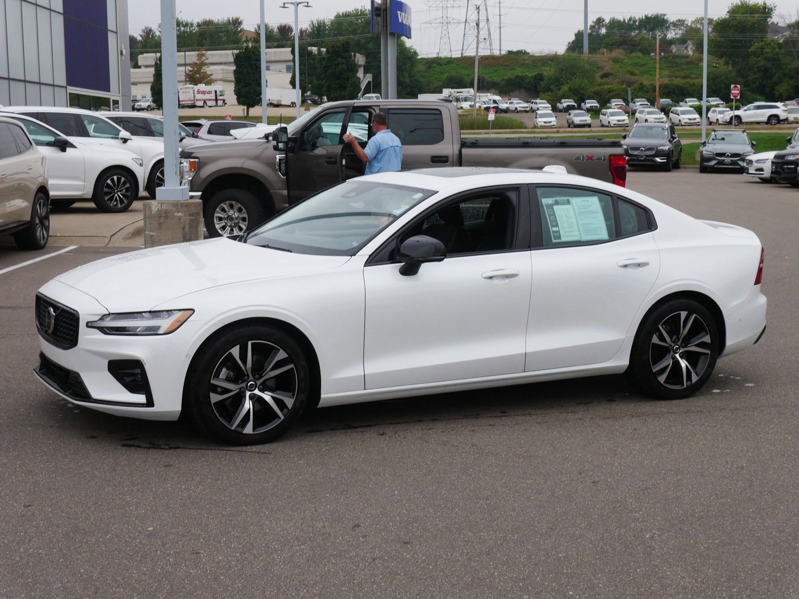2024 Volvo S60 B5 AWD Plus photo 3