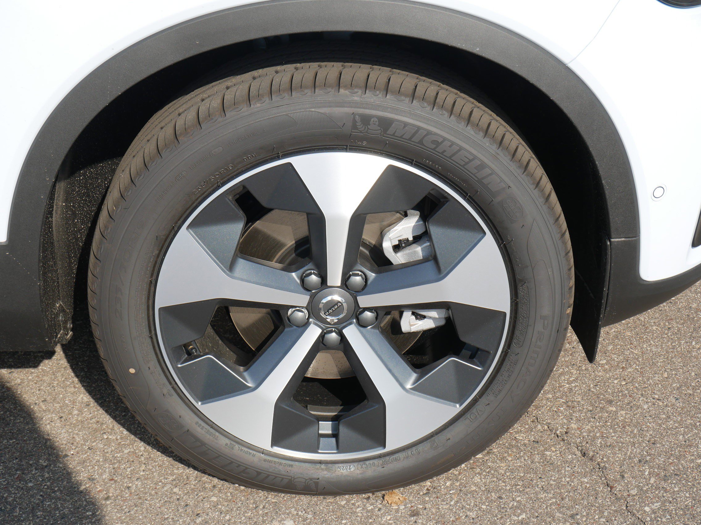 2026 Volvo XC40 Plus photo 3