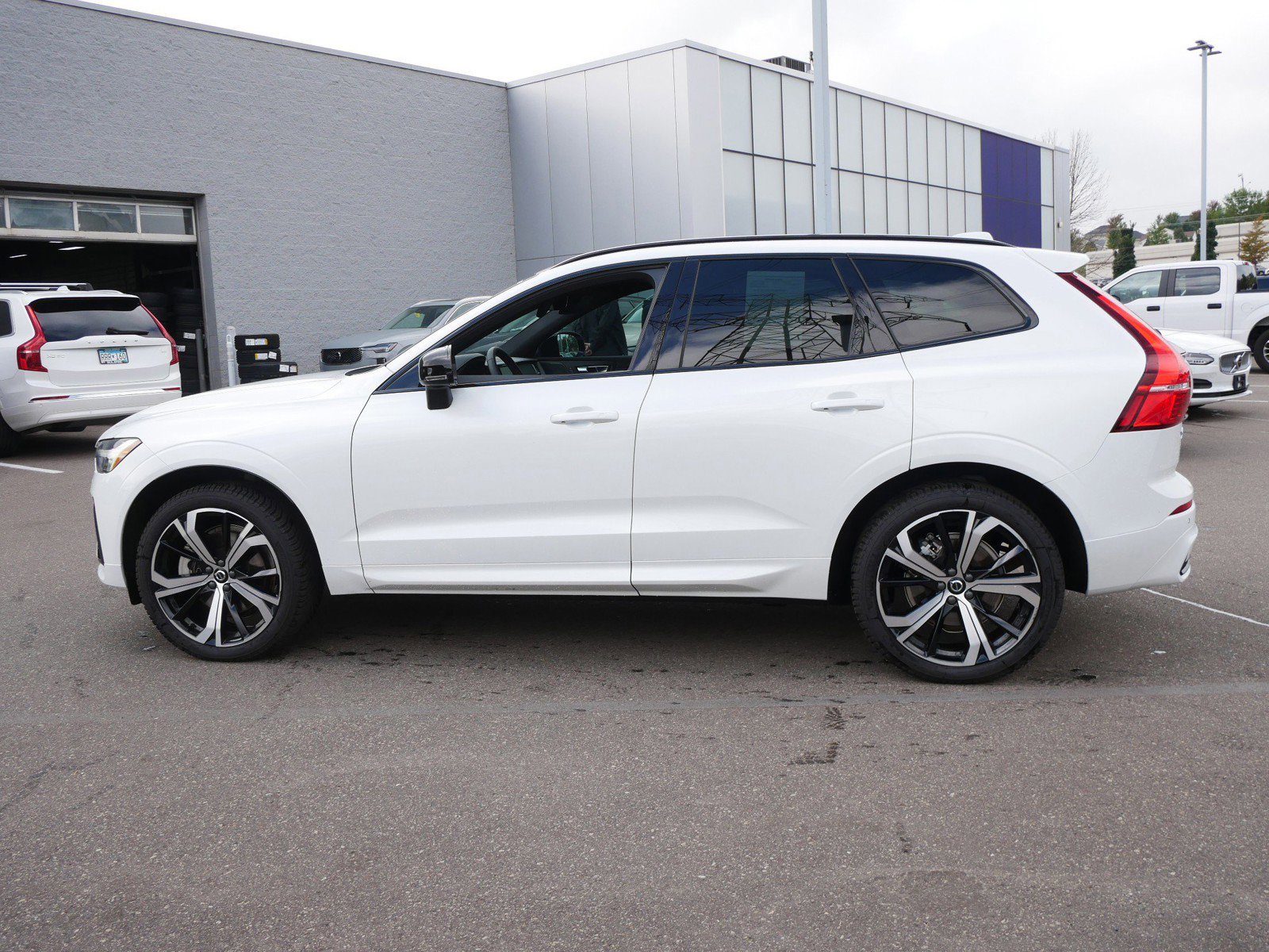 2022 Volvo XC60 R-Design photo 3