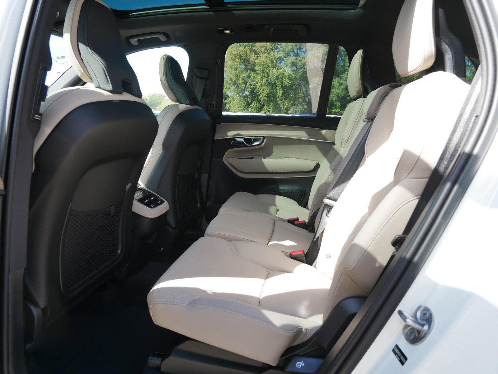 2026 Volvo XC90 Plus - Photo 6