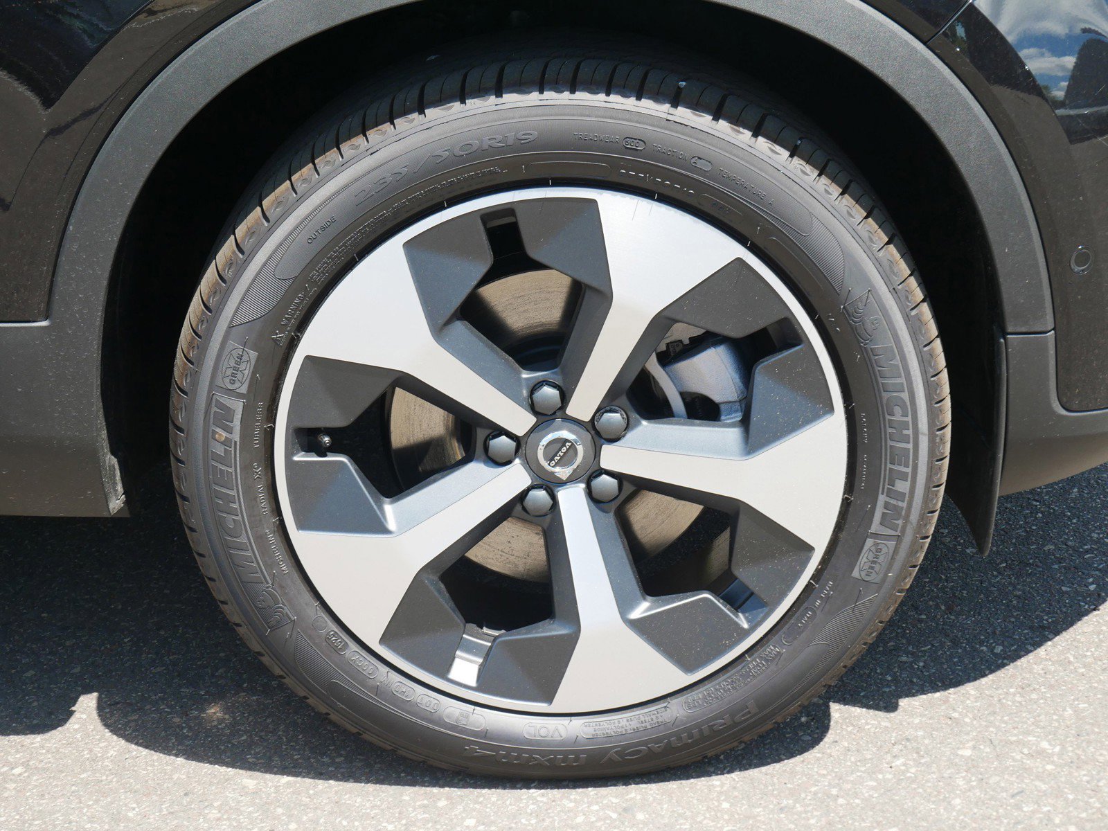 2026 Volvo XC40 Plus photo 4