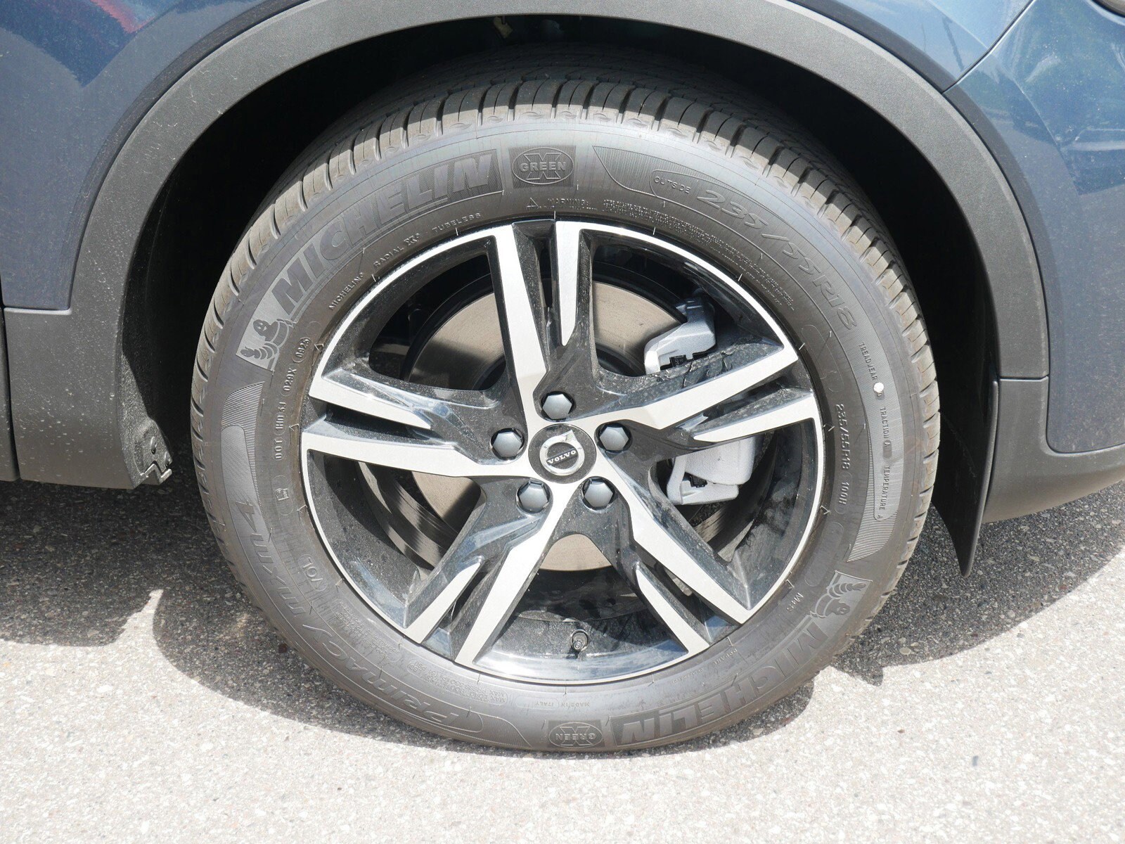 2026 Volvo XC40 Core photo 3