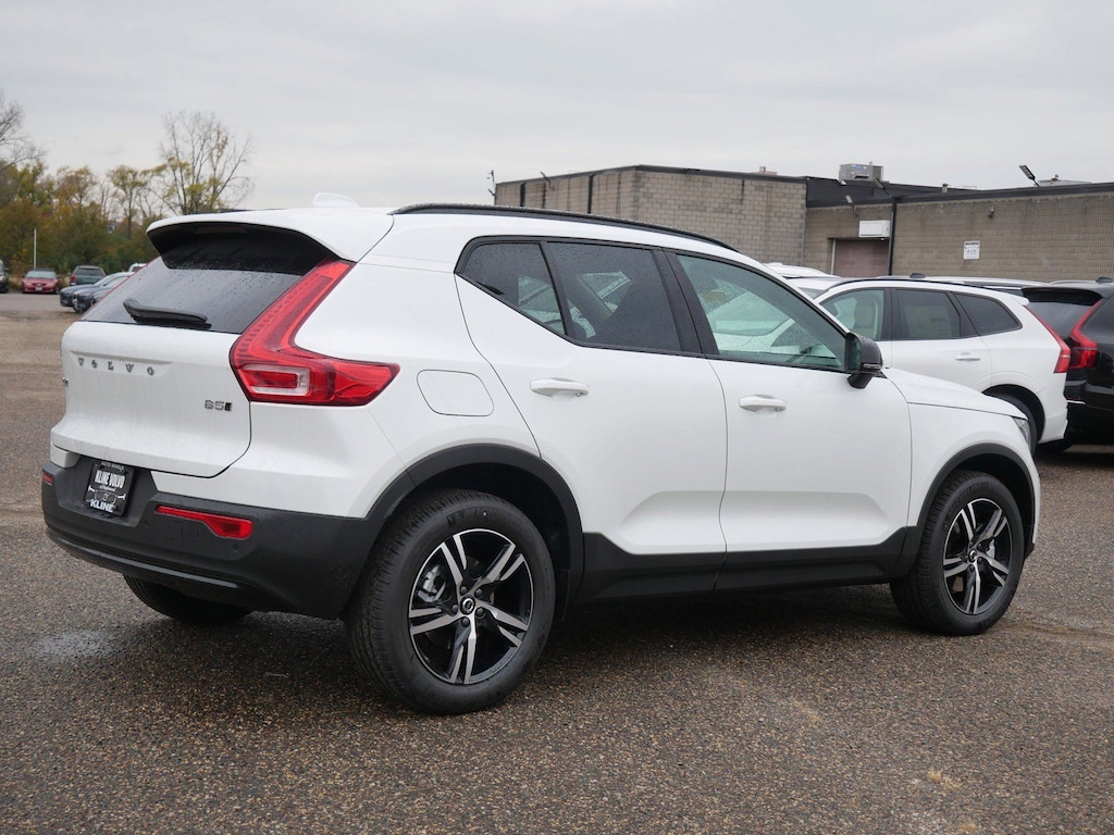 New 2026 Volvo XC40 B5 Core SUV