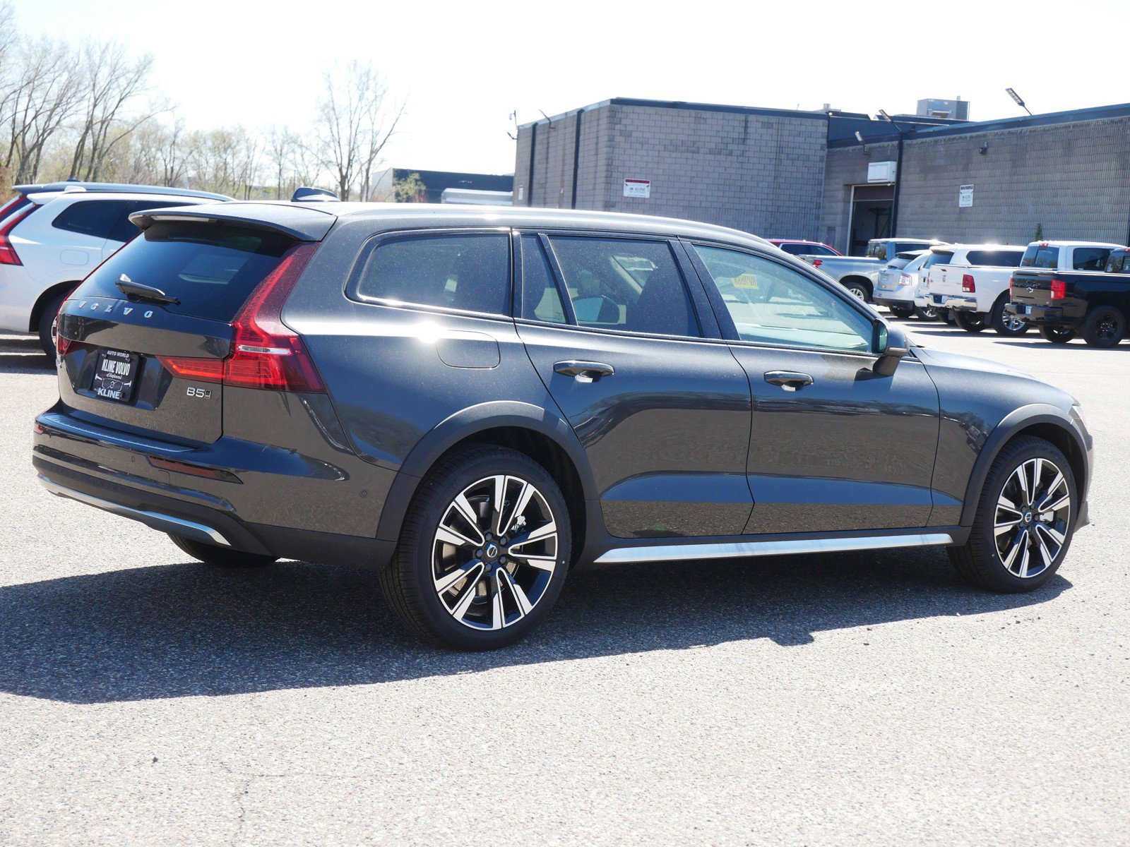 2025 Volvo V60 Cross Country B5 AWD photo 3