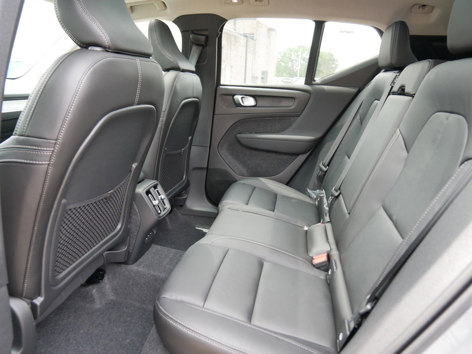 2026 Volvo XC40 Plus - Photo 6