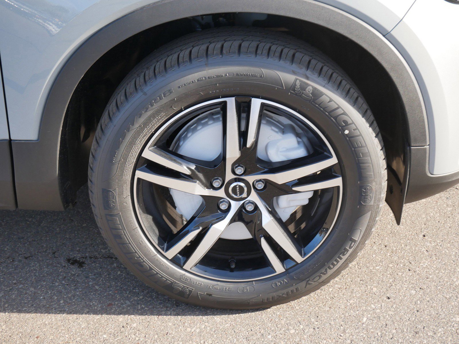 2026 Volvo XC40 Core photo 4