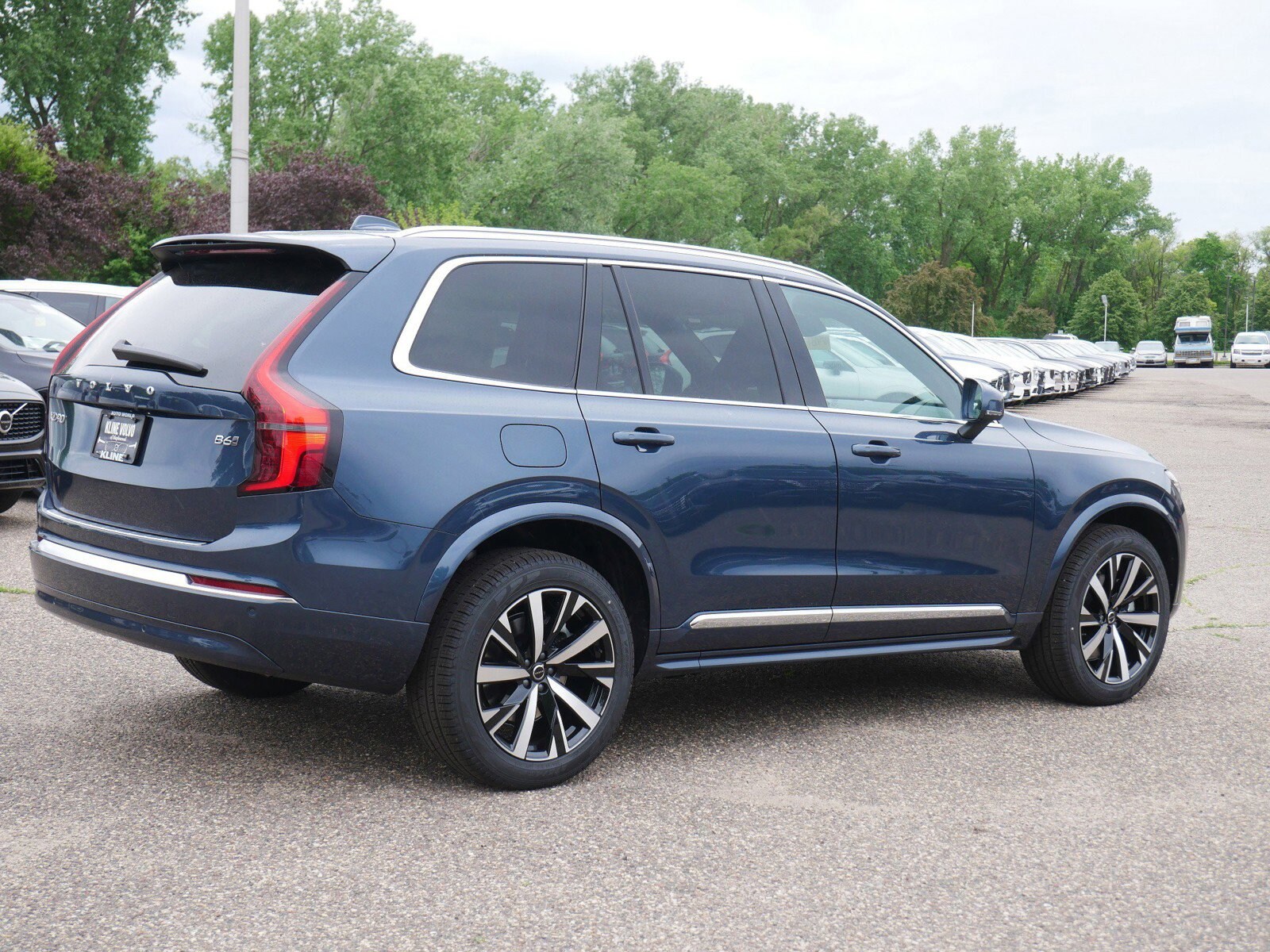 2025 Volvo XC90 Core photo 3