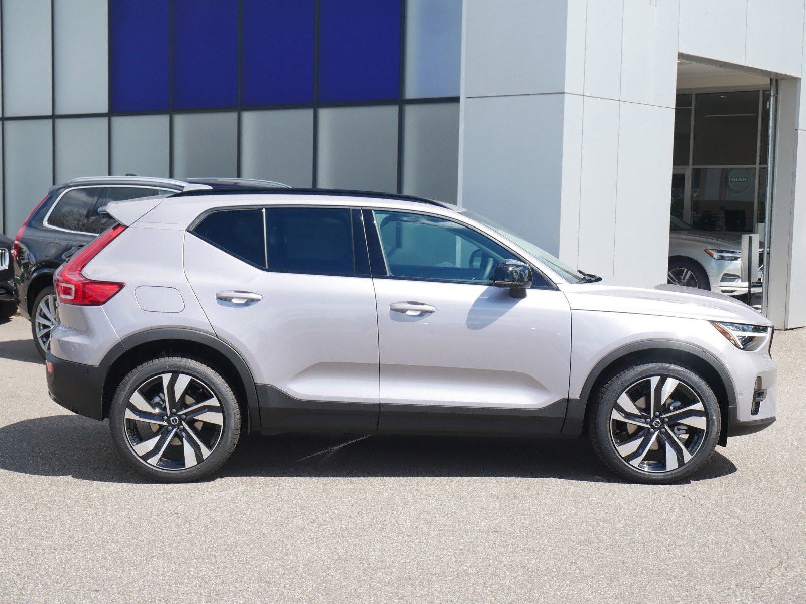 2026 Volvo XC40 Plus photo 2