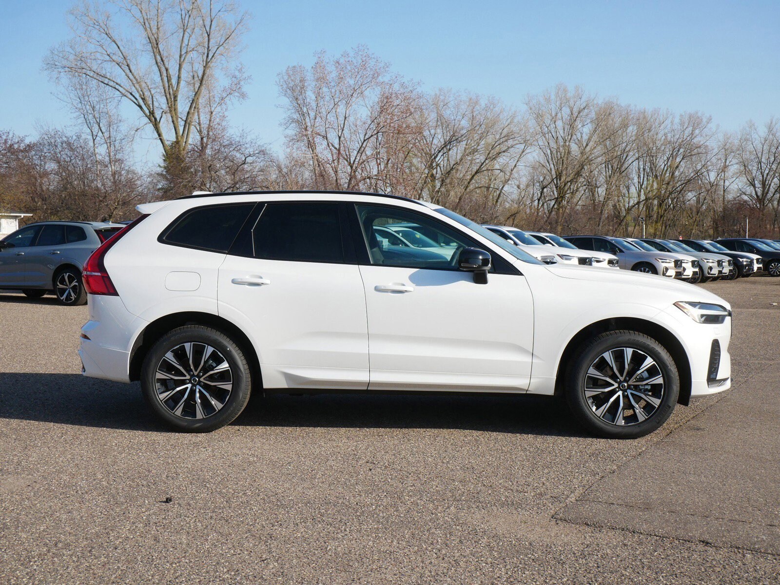 2025 Volvo XC60 B5 Core photo 2